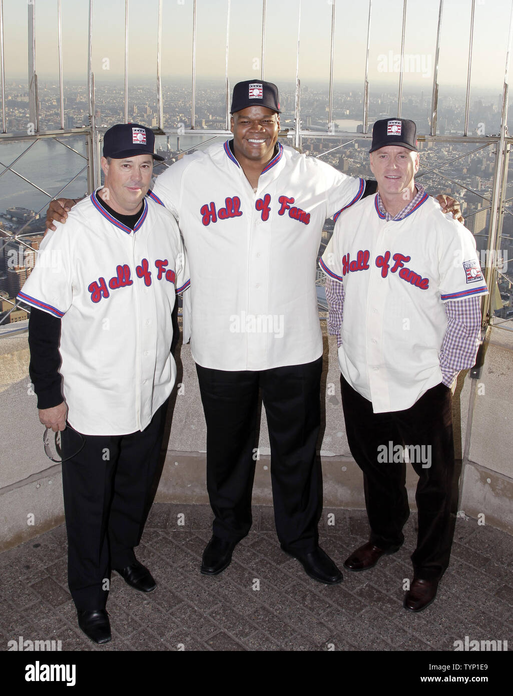 MLB neoeletto Hall of Fame giocatori Greg Maddux, Frank Thomas e Tom Glavine (R) stand in cima all'Empire State Building a New York City il 9 gennaio 2014. Maddux, Glavine e Thomas sono stati eletti mercoledì da scrittori ammissibili del baseball Writers' Association of America la prima volta sono state al ballottaggio. UPI/John Angelillo Foto Stock