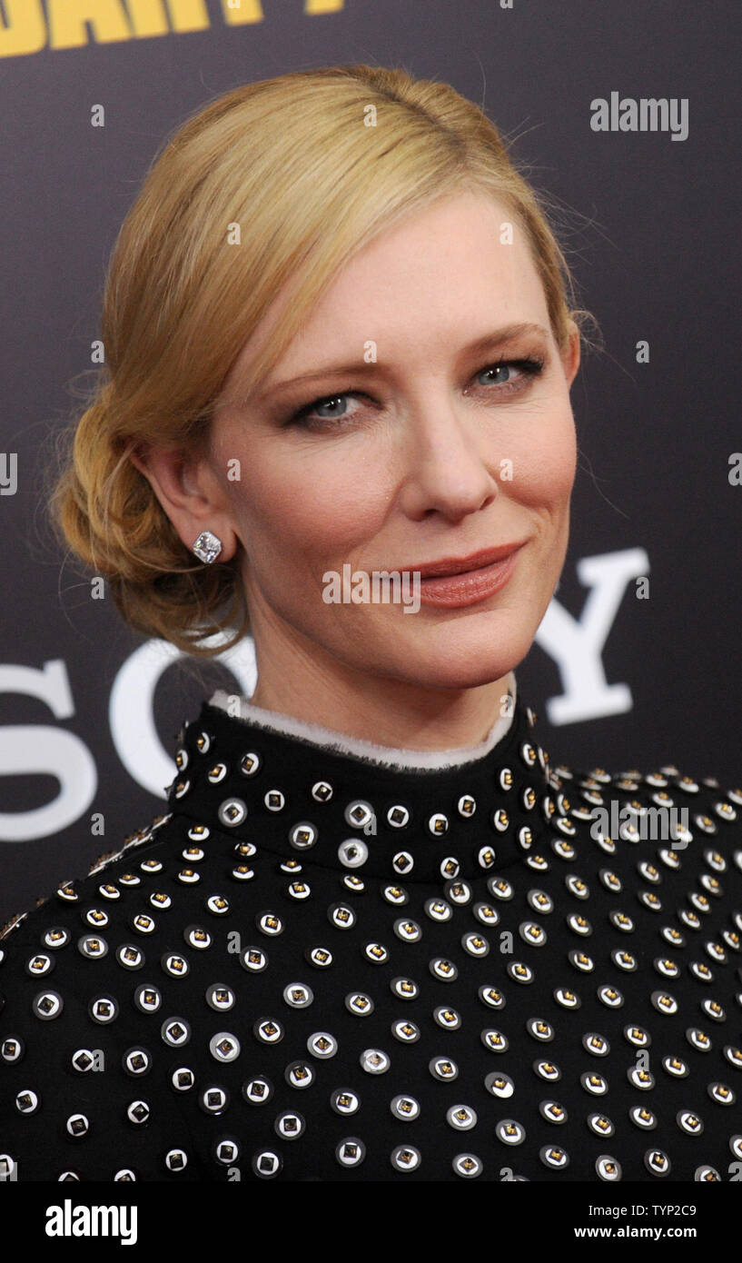 Cate Blanchett arriva sul tappeto rosso al " Monumenti uomini' premiere al Teatro Ziegfeld a New York City il 4 febbraio 2014. UPI/Dennis Van rebbio Foto Stock