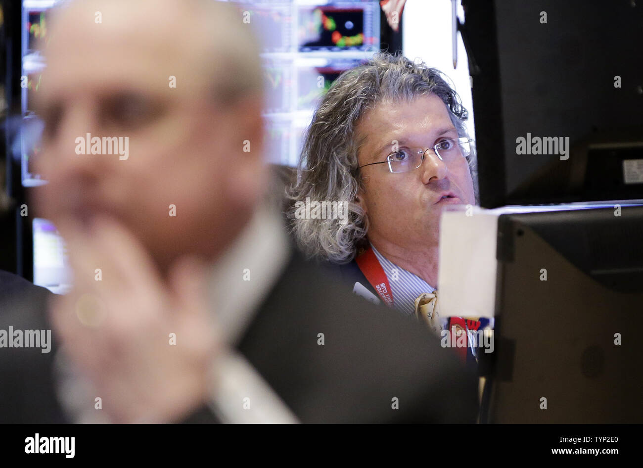 Gli operatori lavorano sul pavimento del New York Stock Exchange prima del closing bell a Wall Street a New York City il 5 febbraio 2014. Stock ha lottato per ottenere la trazione e inferiore chiuso mercoledì come Wall Street si trova in difficoltà a riprendermi da un cattivo inizio per il 2014. UPI/John Angelillo Foto Stock