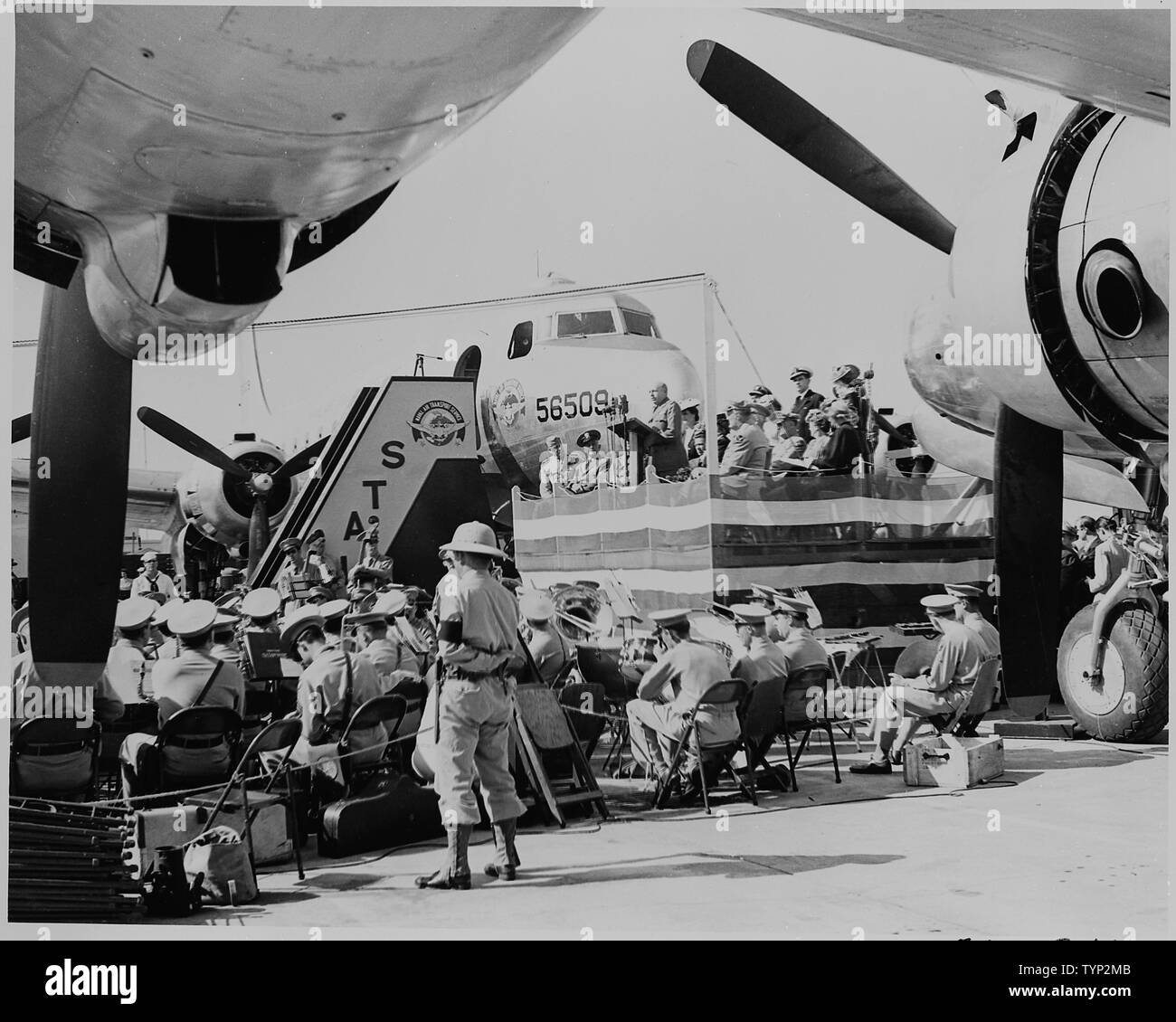 Vista di due aeroplani e di altoparlanti piattaforma durante la cerimonia di battesimo per gli aeroplani; Bess Truman eseguita il battesimo. Foto Stock