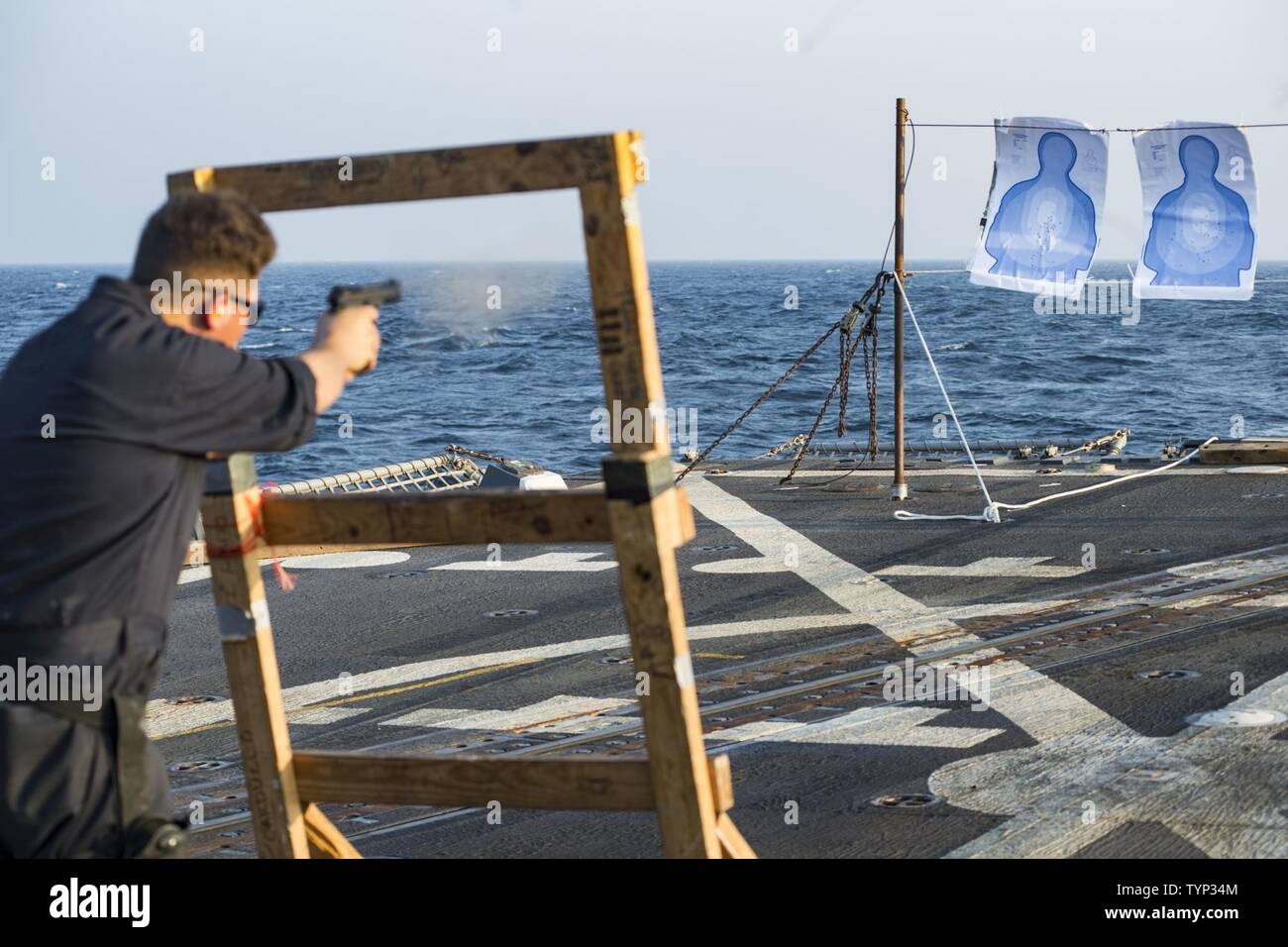 Golfo (nov. 19, 2016) Petty Officer di seconda classe Jollands Garrett, assegnati alle visite-missile destroyer USS Nitze (DDG 94), partecipa a un M9 pistol qualificazione. Jollands serve Nitze di bordo come un sonar tecnico ed è responsabile della sorveglianza della nave e il funzionamento di apparecchiature sonar. Nitze, distribuito come parte di Eisenhower Carrier Strike gruppo, è di sostenere le operazioni di sicurezza marittima e di teatro la cooperazione in materia di sicurezza gli sforzi negli Stati Uniti Quinta Flotta area di operazioni. Foto Stock