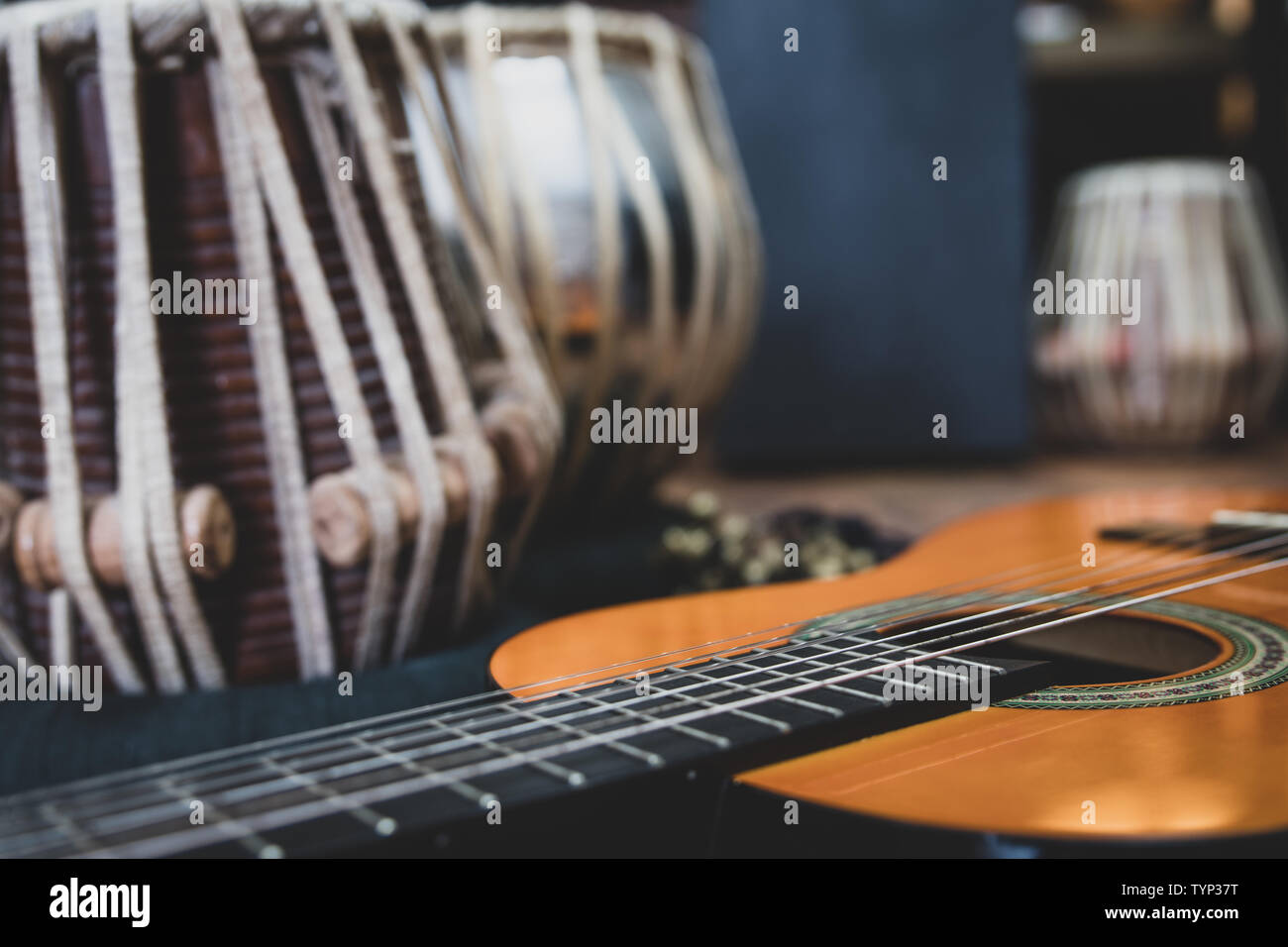 Chitarra acustica, cajon e tabla - Visualizzazione degli strumenti musicali  utilizzati per la fusione occidentale e orientale, musica e anche jazz e  blues Foto stock - Alamy