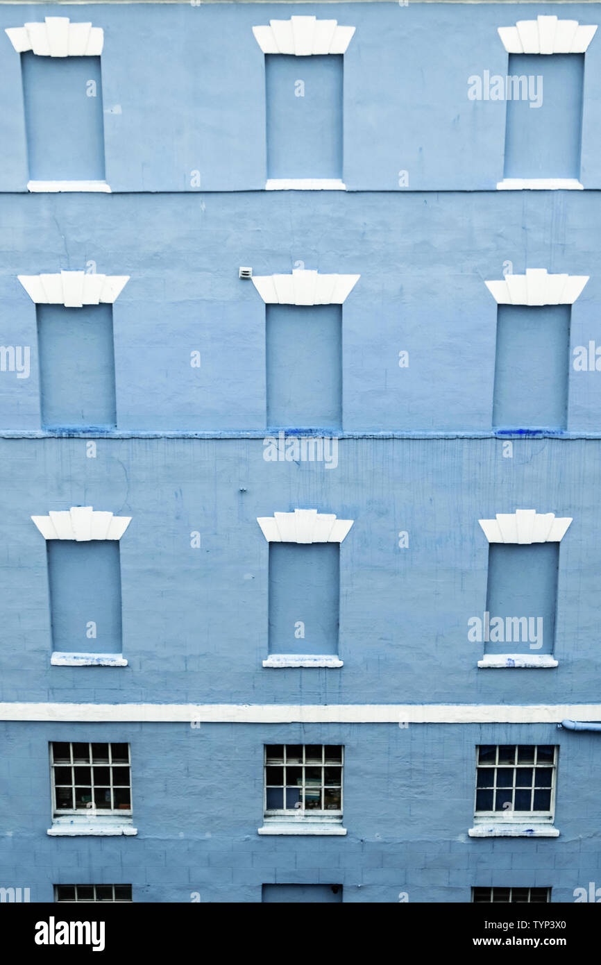 Murata windows in un antico edificio nel centro di una città inglese Foto Stock