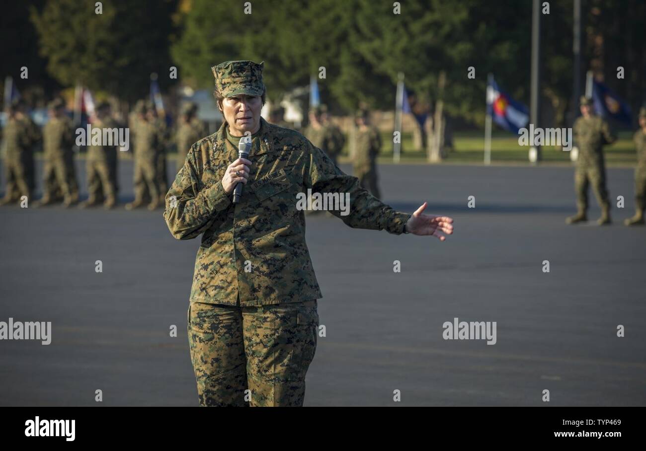 Stati Uniti Marine Corps Il Mag. Gen. Lori E. Reynolds, comandante delle forze Marine Cyber comando, dà commento al candidato ufficiale di scuola (OCS) cerimonia di laurea come la graduazione revisione ufficiale, sul ponte di parata, Marine Corps base Quantico, Virginia, nov. 19, 2016. I candidati della classe 223 graduate da OCS dopo aver completato dieci settimane di formazione intensiva per valutare e schermo individui per la leadership, morale, mentale e qualità fisiche necessarie per la messa in funzione di un Marine Corps officer. Foto Stock