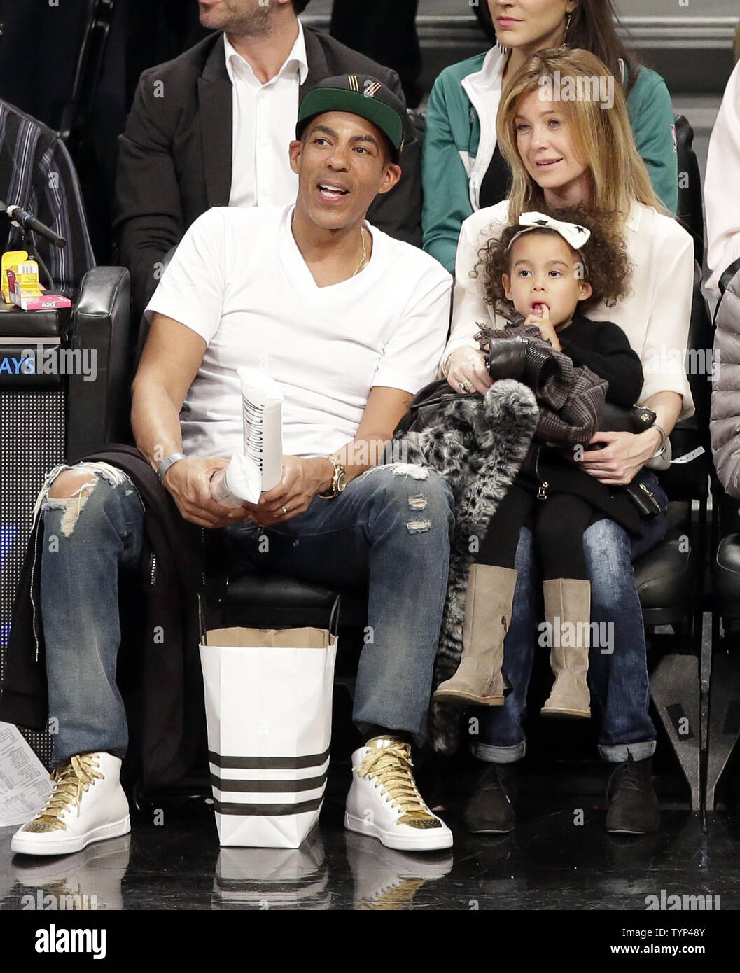 Ellen Pompeo e Chris Ivery e la figlia Stella Luna Ivery guarda il Boston Celtics giocare le reti di Brooklyn presso Barclays Center a New York City il 21 marzo 2014. Le reti sconfitto i Celtics 114-98. UPI/John Angelillo Foto Stock