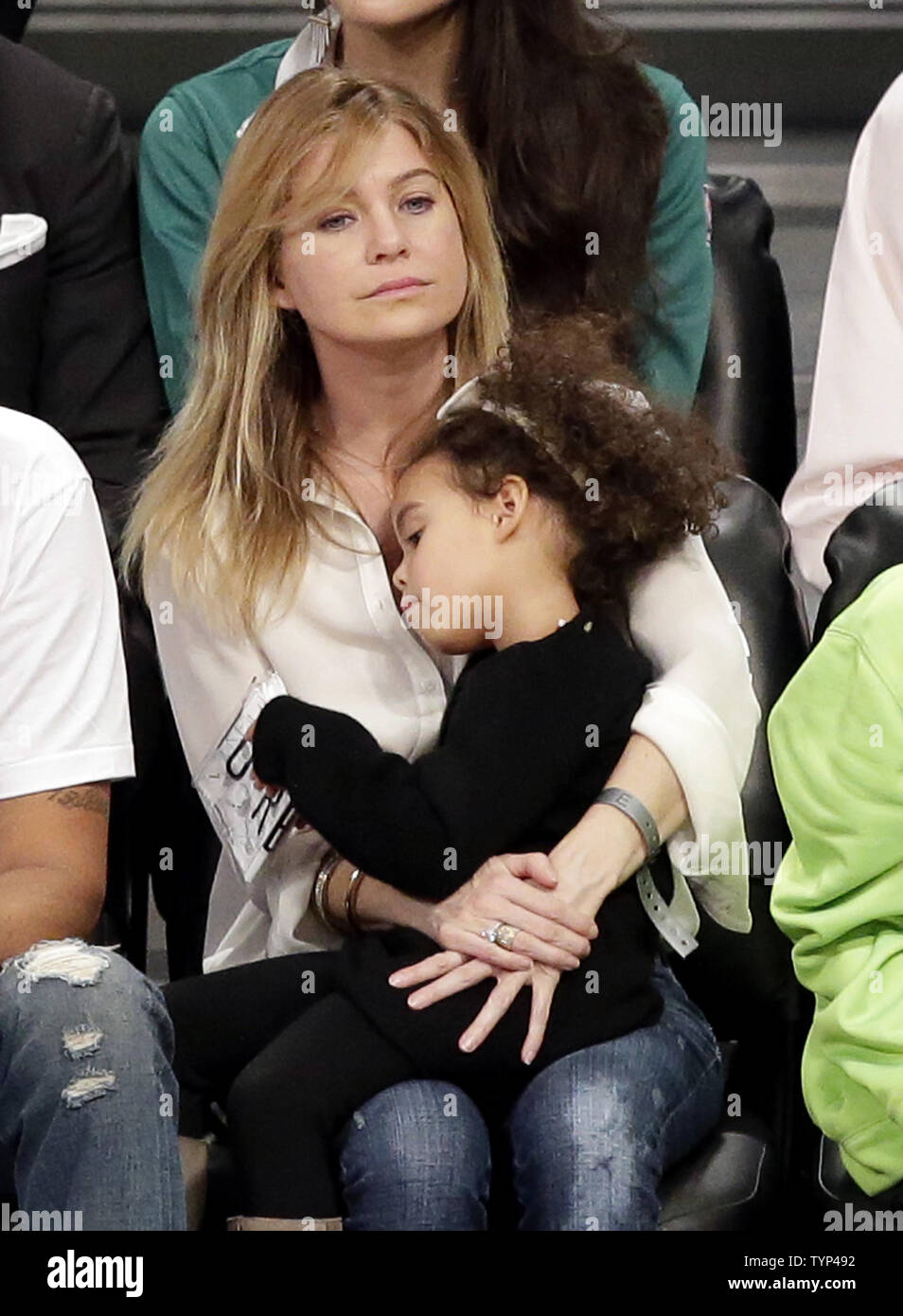Ellen Pompeo e la figlia Stella Luna Ivery guarda il Boston Celtics giocare le reti di Brooklyn presso Barclays Center a New York City il 21 marzo 2014. Le reti sconfitto i Celtics 114-98. UPI/John Angelillo Foto Stock