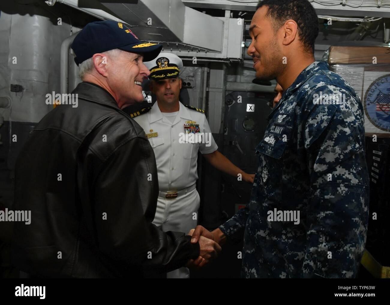 Nuova Zelanda (nov. 20, 2016) segretario della Marina (SECNAV) Ray Mabus scuote le mani con Petty Officer 2a classe Lebaron pareti prima un tutte le mani con la chiamata con velisti assegnati per Arleigh Burke-class guidato-missile destroyer USS Sampson (DDG 102). Mabus è in visita Sampson per ringraziarli per la loro assistenza umanitaria/i soccorsi in risposta al terremoto in Nuova Zelanda e di presentarli con un certificato di rendimento per la loro energia e acqua efficienza durante l'anno fiscale 2015. Foto Stock
