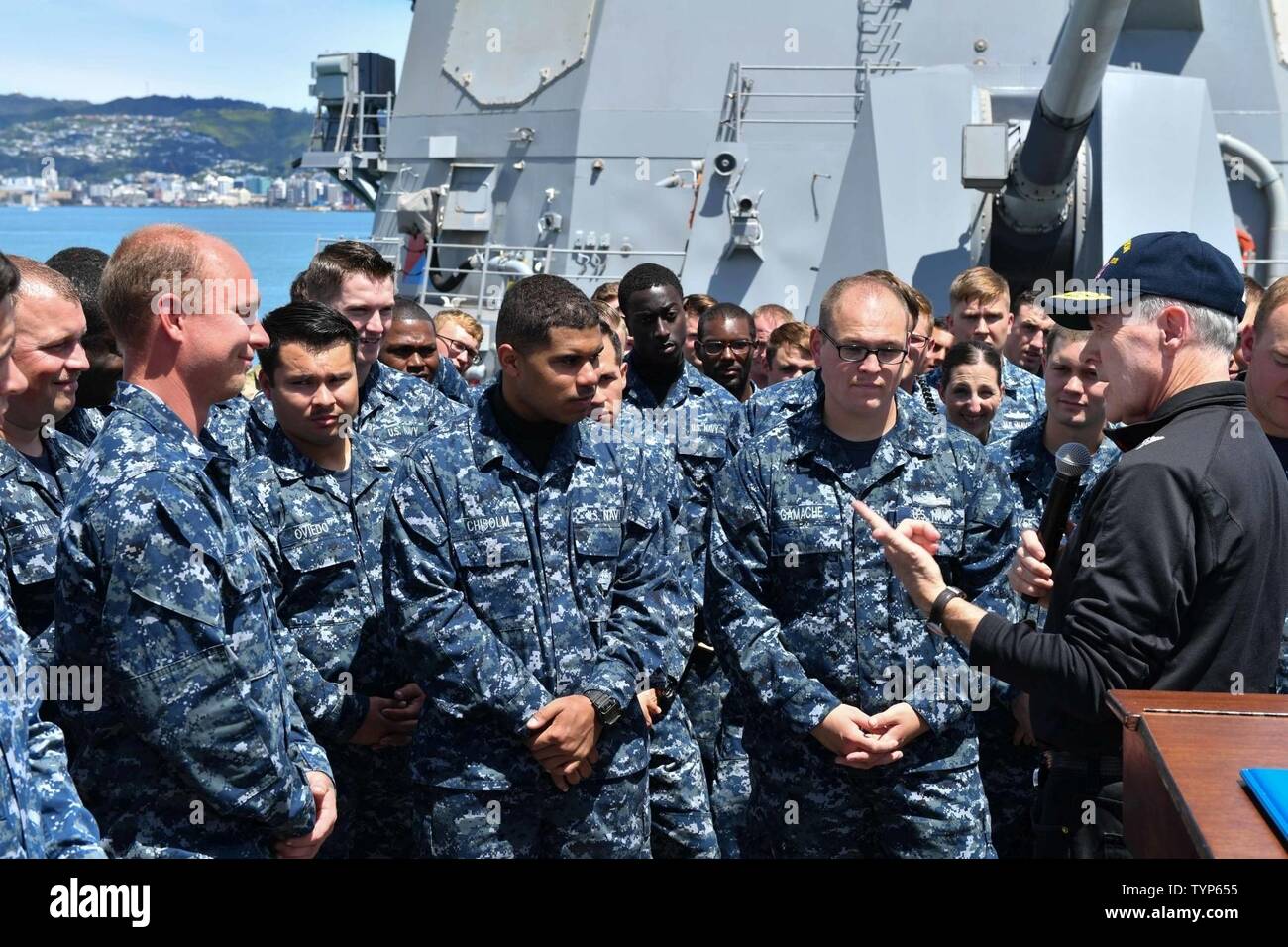 Nuova Zelanda (nov. 20, 2016) segretario della Marina (SECNAV) Ray Mabus detiene un tutte le mani con la chiamata con velisti assegnati per Arleigh Burke-class guidato-missile destroyer USS Sampson (DDG 102). Mabus è in visita Sampson per ringraziarli per la loro assistenza umanitaria/i soccorsi in risposta al terremoto in Nuova Zelanda e di presentarli con un certificato di rendimento per la loro energia e acqua efficienza durante l'anno fiscale 2015. Foto Stock