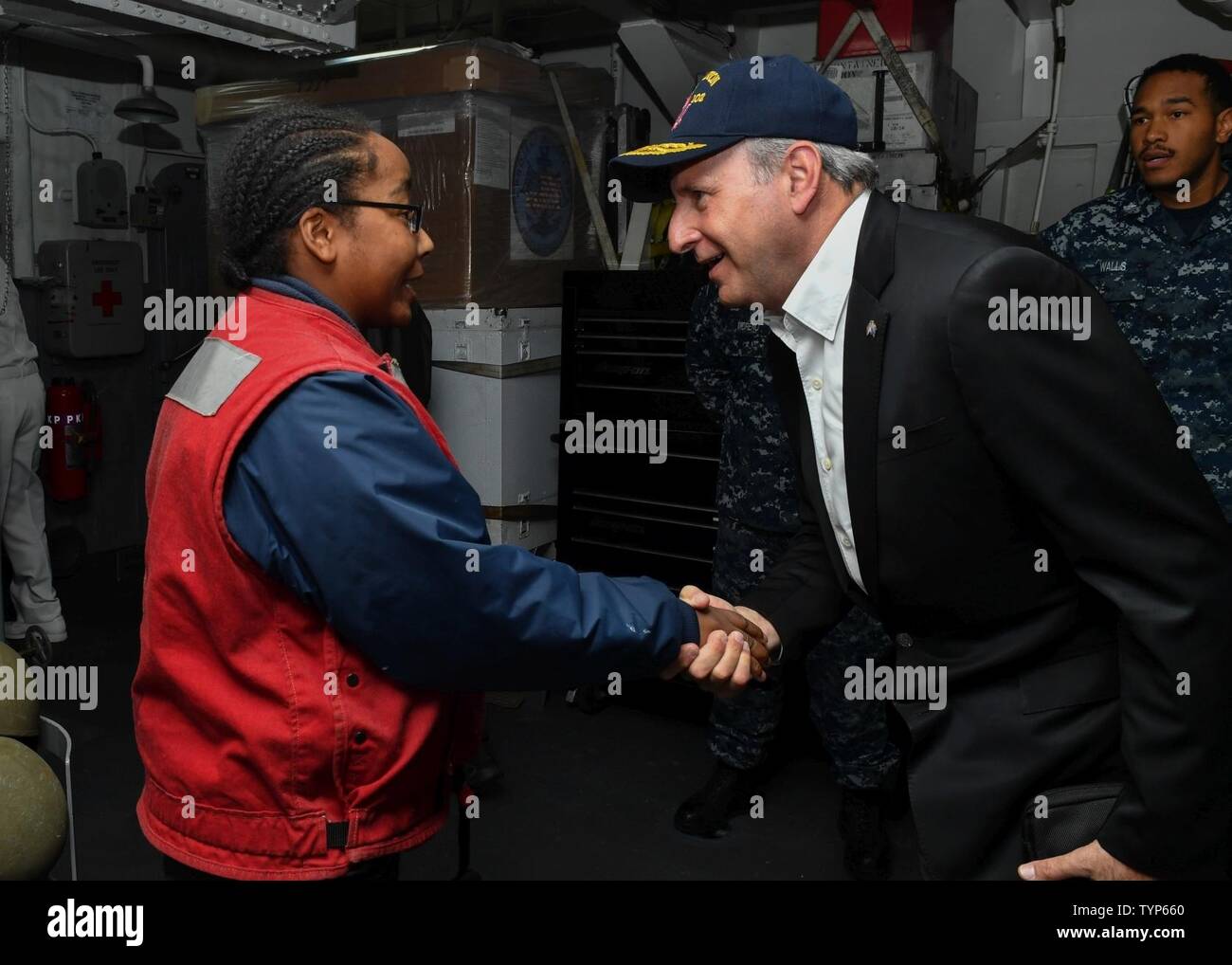 Nuova Zelanda (nov. 20, 2016) DEGLI STATI UNITI Ambasciatore di Nuova Zelanda Mark Gilbert scuote le mani con Petty Officer 2a classe Tiara Morgan prima un tutte le mani con la chiamata con il segretario della Marina (SECNAV) Ray Mabus per velisti assegnati per Arleigh Burke-class guidato-missile destroyer USS Sampson (DDG 102). Mabus è in visita Sampson per ringraziarli per la loro assistenza umanitaria/i soccorsi in risposta al terremoto in Nuova Zelanda e di presentarli con un certificato di rendimento per la loro energia e acqua efficienza durante l'anno fiscale 2015. Foto Stock