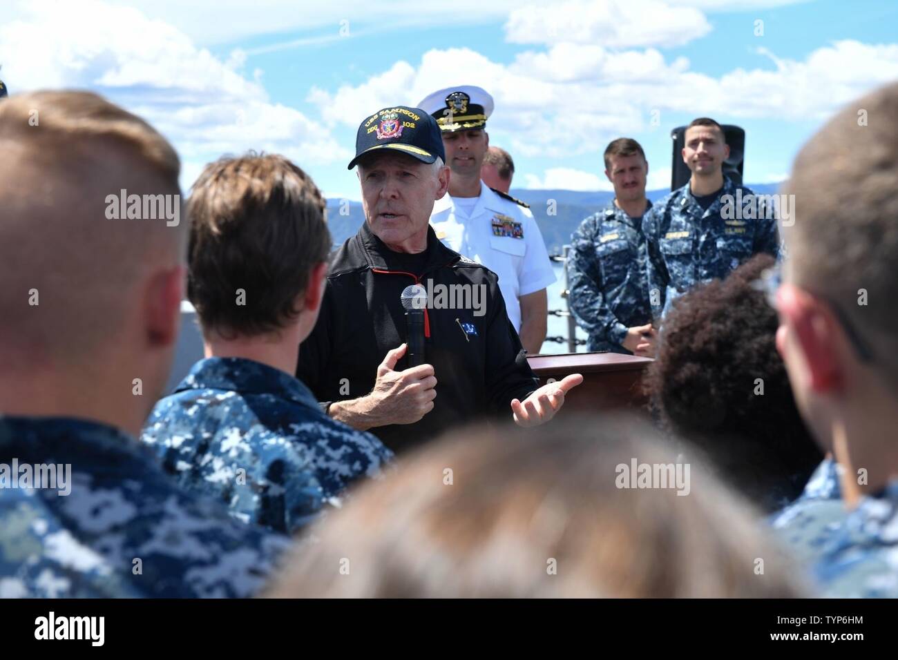 WELLINGTON, Nuova Zelanda (nov. 20, 2016) segretario della Marina (SECNAV) Ray Mabus detiene un tutte le mani con la chiamata con velisti assegnati per Arleigh Burke-class guidato-missile destroyer USS Sampson (DDG 102). Mabus è in visita Sampson per ringraziarli per la loro assistenza umanitaria/i soccorsi in risposta al terremoto in Nuova Zelanda e di presentarli con un certificato di rendimento per la loro energia e acqua efficienza durante l'anno fiscale 2015. Foto Stock