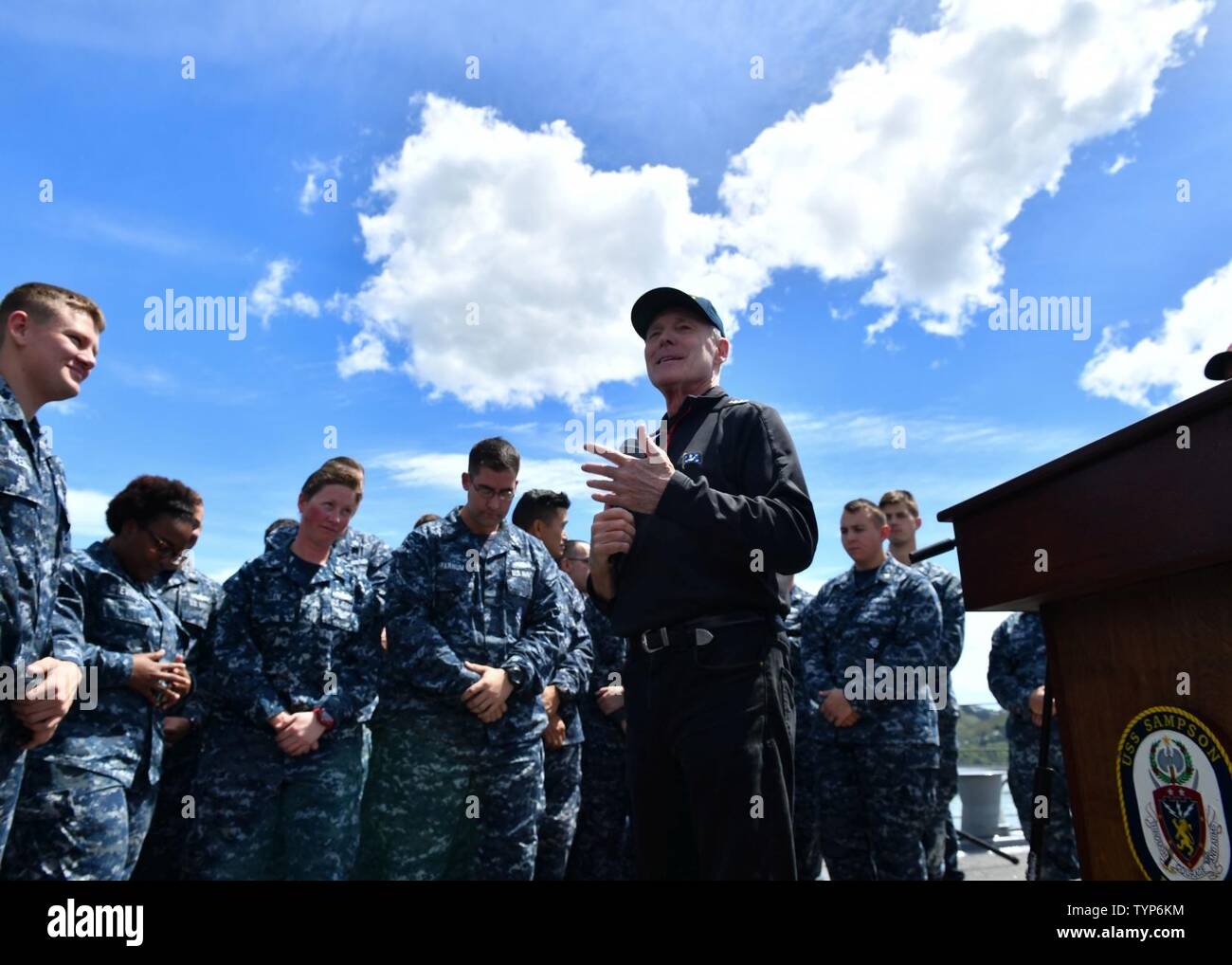 Nuova Zelanda (nov. 20, 2016) segretario della Marina (SECNAV) Ray Mabus detiene un tutte le mani con la chiamata con velisti assegnati per Arleigh Burke-class guidato-missile destroyer USS Sampson (DDG 102). Mabus è in visita Sampson per ringraziarli per la loro assistenza umanitaria/i soccorsi in risposta al terremoto in Nuova Zelanda e di presentarli con un certificato di rendimento per la loro energia e acqua efficienza durante l'anno fiscale 2015. Foto Stock