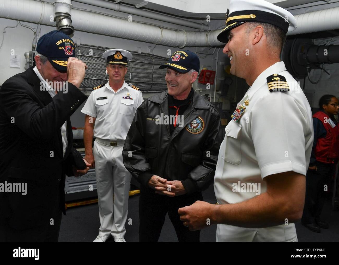 WELLINGTON, Nuova Zelanda (nov. 20, 2016) segretario della Marina (SECNAV) Ray Mabus, medio, e DEGLI STATI UNITI Ambasciatore di Nuova Zelanda Mark Gilbert ricevere della nave copre dal Comandante Tim LaBenz, a destra prima di un tutte le mani con la chiamata con velisti assegnati per Arleigh Burke-class guidato-missile destroyer USS Sampson (DDG 102). Mabus è in visita Sampson per ringraziarli per la loro assistenza umanitaria/i soccorsi in risposta al terremoto in Nuova Zelanda e di presentarli con un certificato di rendimento per la loro energia e acqua efficienza durante l'anno fiscale 2015. Foto Stock