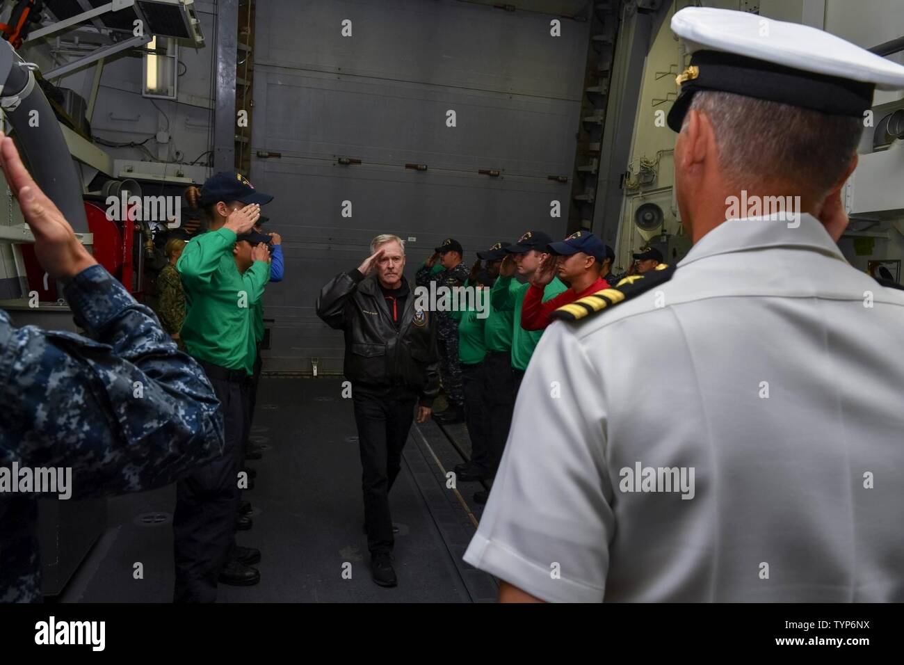WELLINGTON, Nuova Zelanda (nov. 20, 2016) segretario della Marina (SECNAV) Ray Mabus riceve gli onori da velisti assegnati per Arleigh Burke-class guidato-missile destroyer USS Sampson (DDG 102). Mabus è in visita Sampson per ringraziarli per la loro assistenza umanitaria/i soccorsi in risposta al terremoto in Nuova Zelanda e di presentarli con un certificato di rendimento per la loro energia e acqua efficienza durante l'anno fiscale 2015. Foto Stock