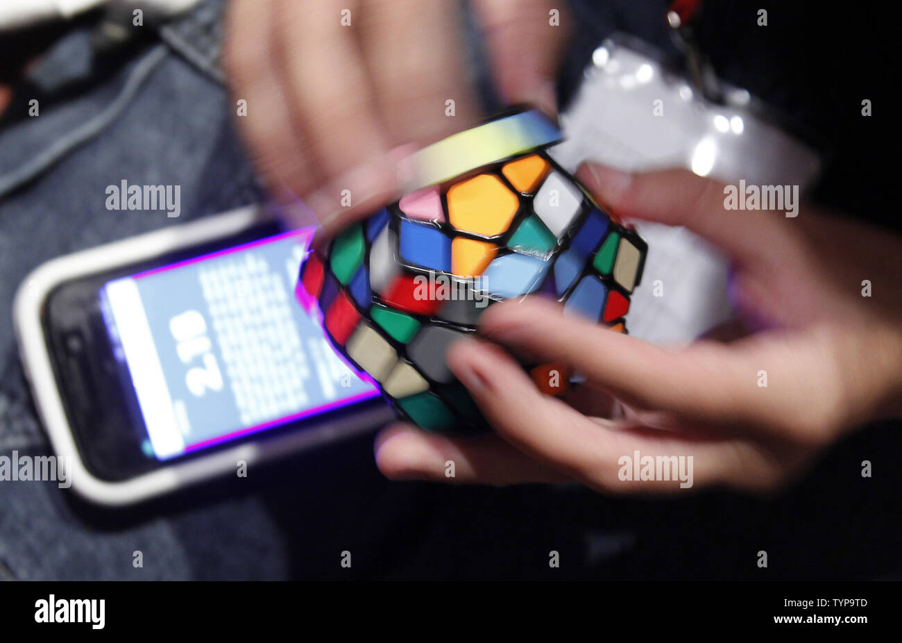 I concorrenti pratica e warm up prima di competere a livello nazionale il cubo di Rubik campionato al Liberty Science Center di Jersey City, NJ il 1 agosto 2014. Il Campionato e il Guinness dei Primati challenge sono che si svolge in collaborazione con il centro al di là del cubo di Rubik exhibition, che segna il quarantesimo anniversario del cubo di Rubik e il suo impatto sul mondo. UPI/John Angelillo Foto Stock