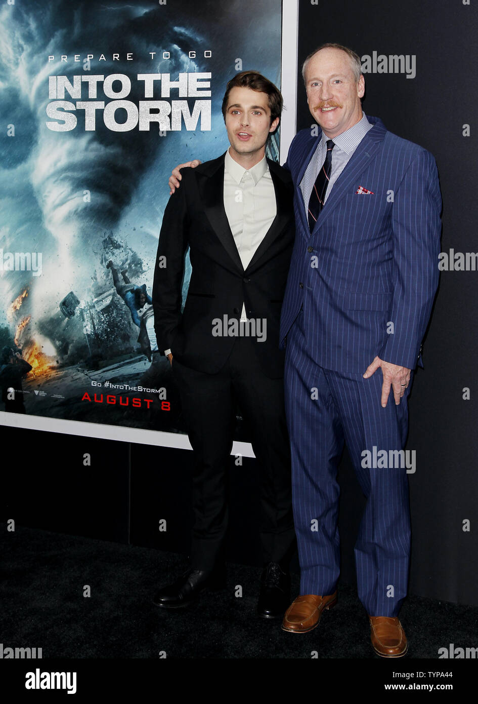 Max diacono e Matt Walsh arrivano sul tappeto rosso al " nella tempesta' premiere a AMC Lincoln Square Theatre di New York City il 4 agosto 2014. Nella tempesta è un disastro americano film diretto da Steven quale, scritto da Giovanni Swetnam, e interpretato da Richard Armitage. UPI/John Angelillo Foto Stock