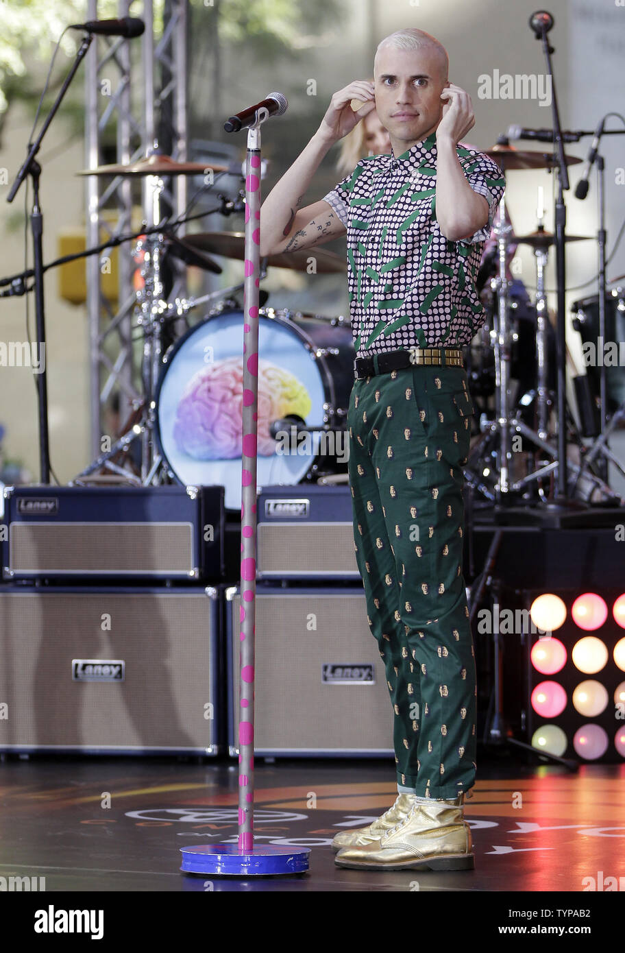 Tyler Glenn e Neon alberi eseguire sul NBC Today Show al Rockefeller Center di New York City il 15 agosto 2014. Neon di alberi è un alternativa americano new wave band da Provo, Utah. UPI/John Angelillo Foto Stock