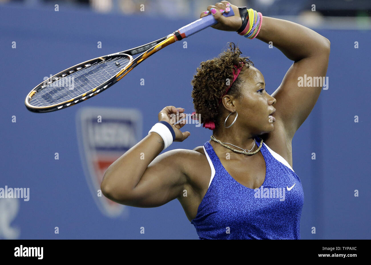 Taylor Townsend colpisce un diretti nel primo set del suo match di primo turno contro Serena Williams a US Open Tennis campionati a USTA Billie Jean King National Tennis Center a New York City il 26 agosto 2014. UPI/John Angelillo Foto Stock