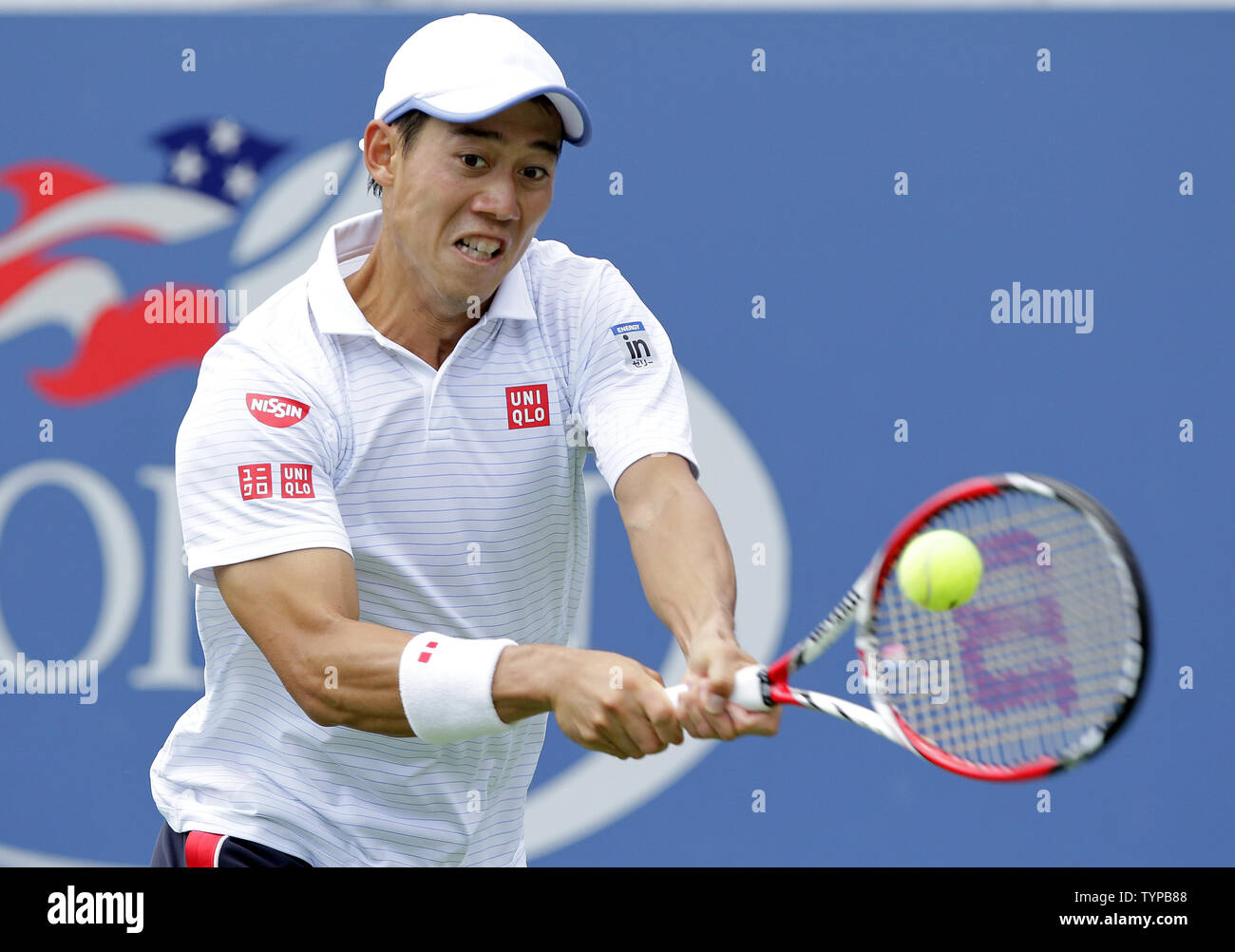Kei Nishikori del Giappone colpi di rovescio nel terzo set contro Leonardo  Mayer di Argentina presso l'US Open Tennis campionati a USTA Billie Jean  King National Tennis Center a New York City