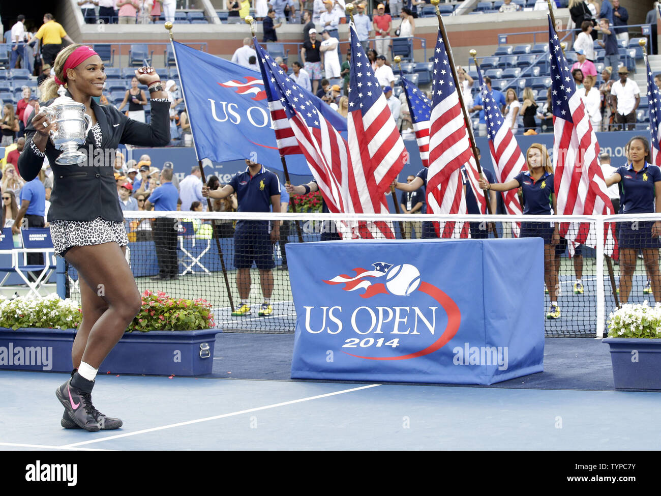 Serena Williams detiene il campionato trofeo dopo la sconfitta di Caroline WOZNIACKI della Danimarca a US Open Tennis Championships di donna in finale l'USTA Billie Jean King National Tennis Center a New York City il 7 settembre 2014. La Williams ha sconfitto Wozniacki 6-3, 6-3 e vince la sua terza consecutiva US Open. UPI/John Angelillo Foto Stock