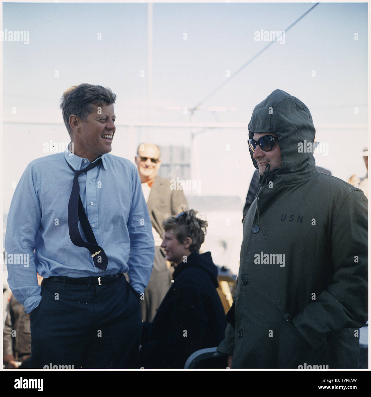 Guardando la quarta Coppa America gara. Presidente Kennedy, premere il Segretario Pierre Salinger. Al largo di Newport, RI, a bordo della USS Joseph P. Kennedy Jr. Foto Stock