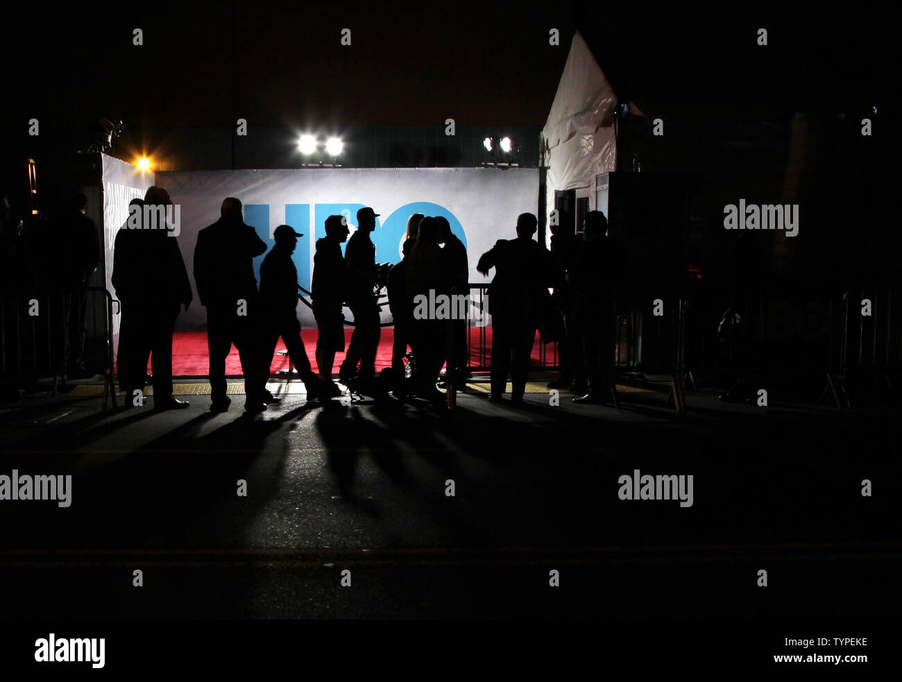 La gente a piedi dal logo di HBO a New York Premiere di HBO's "Olive Kitteridge' a SVA Theater di New York il 27 ottobre 2014. Olive Kitteridge è un romanzo di autore americano Elizabeth Strout. UPI/John Angelillo Foto Stock