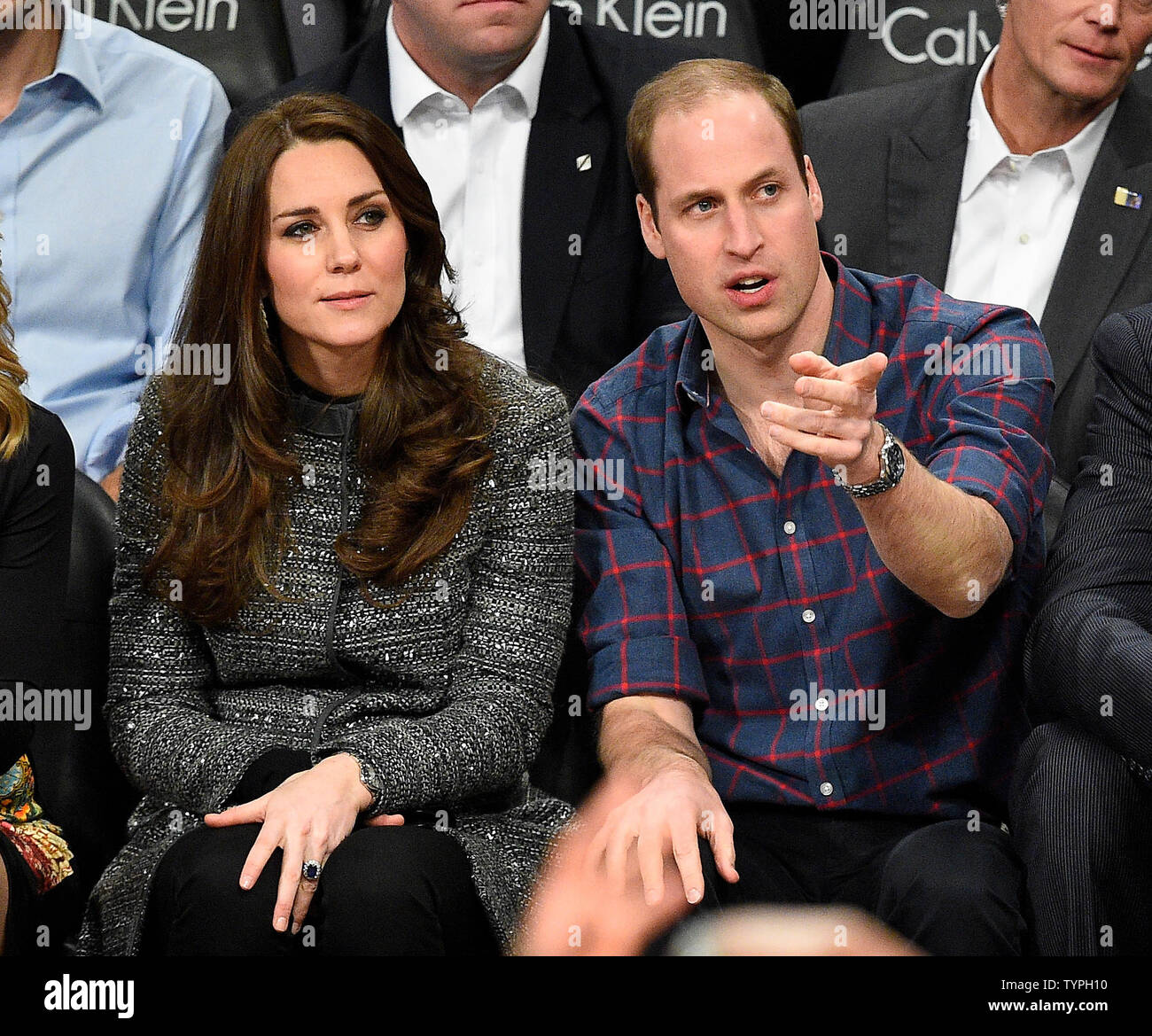 Il principe William e Kate, il Duca e la Duchessa di Cambridge guarda il Brooklyn Nets giocare Cleveland Cavaliers presso Barclays Center a New York City il 9 dicembre 2014. Il Royals' schedule è imballato con piani che vanno dal pagamento rispetta a livello nazionale sett. 11 Memorial e Museo di prendere in un Cleveland Cavaliers-Brooklyn reti gioco. Kate è in attesa del loro secondo bambino in aprile. UPI/ricco Kane Foto Stock