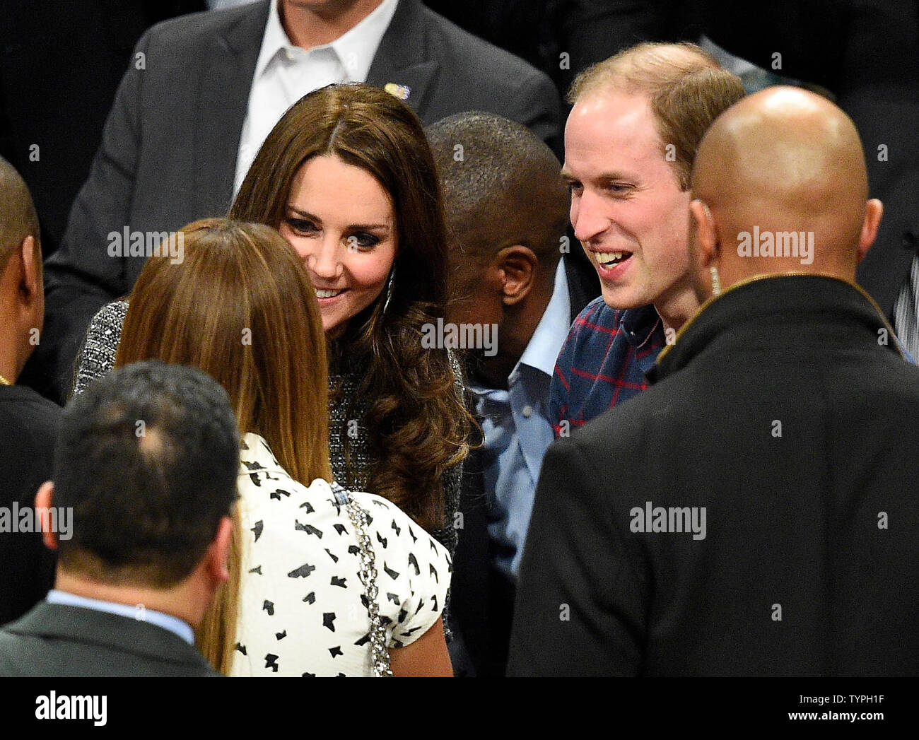 Il principe William e Kate, il Duca e la Duchessa di Cambridge soddisfare Beyonce e Jay Z durante il Brooklyn Nets vs Cleveland Cavaliers presso Barclays Center a New York City il 9 dicembre 2014. Il Royals' schedule è imballato con piani che vanno dal pagamento rispetta a livello nazionale sett. 11 Memorial e Museo di prendere in un Cleveland Cavaliers-Brooklyn reti gioco. Kate è in attesa del loro secondo bambino in aprile. UPI/ricco Kane Foto Stock