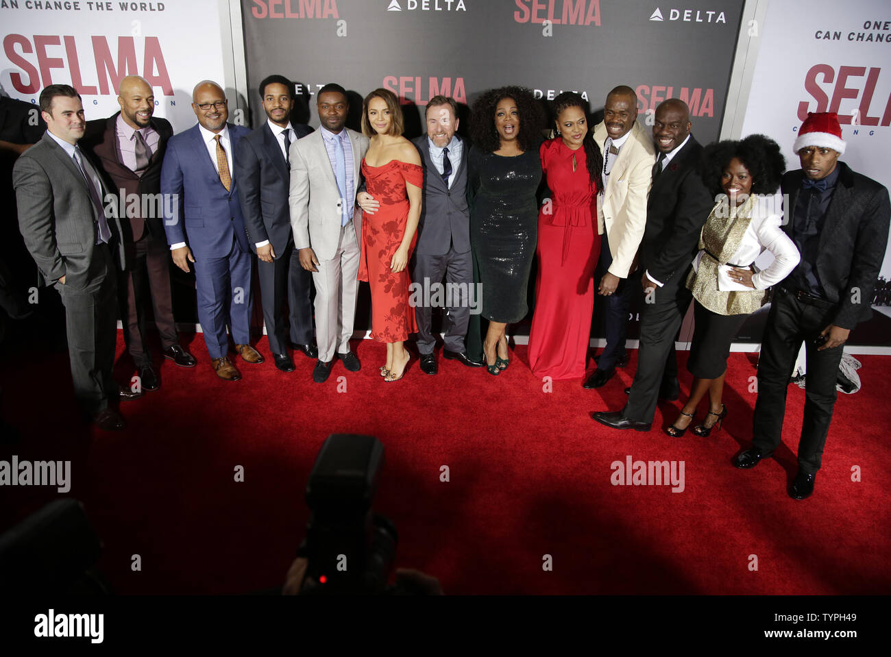 Oprah Winfrey, David Oyelowo, Ava Duvernay e altri membri del cast di arrivare sul tappeto rosso al New York Premiere di 'Selma' al Teatro Ziegfeld a New York City il 14 dicembre 2014. UPI/John Angelillo Foto Stock