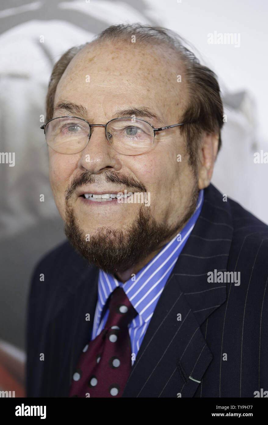 James Lipton arriva sul tappeto rosso al 'American Sniper' New York Premiere a Frederick P. Rose Hall, Jazz di New York City il 15 dicembre 2014. UPI/John Angelillo Foto Stock