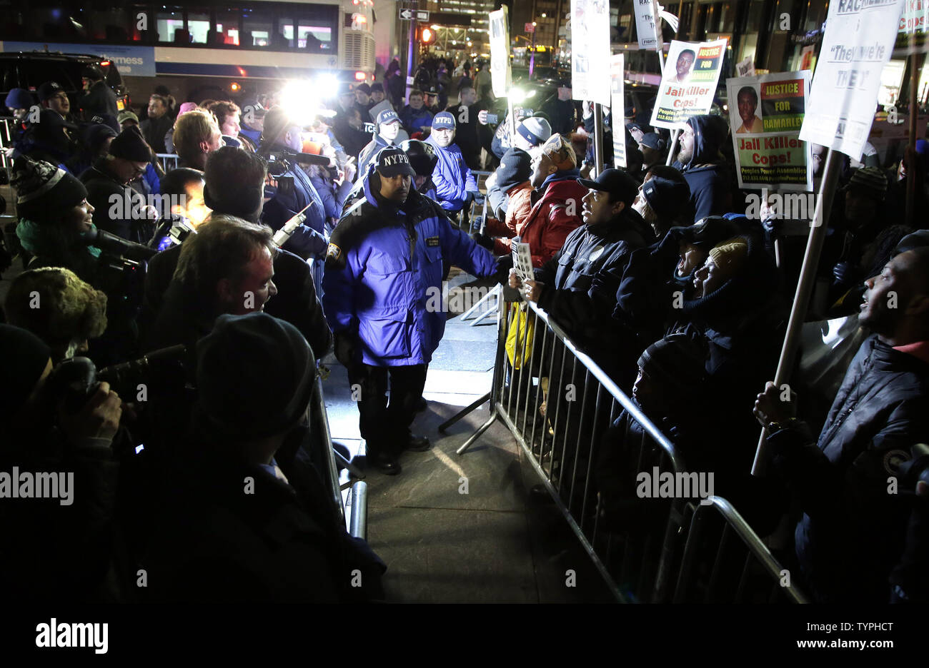 Due distinte proteste, sia a favore che contro la polizia, sono tenuti separati dal NYPD al di fuori della città di Hall in Manhattan inferiore di oltre 2 settimane dopo una decisione da parte di un gran giurì non di incriminare un NYPD officer coinvolti nell'apparente chokehold morte di Eric Garner a New York City il 19 dicembre 2014. I dimostranti si sono riuniti presso il Municipio a sostegno del NYPD Venerdì sera, ma essi sono stati rispettati fin da subito con un rivale di dimostrazione da parte dei critici di politiche di polizia. Garner, a 43 anni padre di sei, morì nel mese di luglio dopo gli ufficiali di polizia ha tentato di arrestarlo per presunto vendere allentati, non tassati sigarette mi Foto Stock