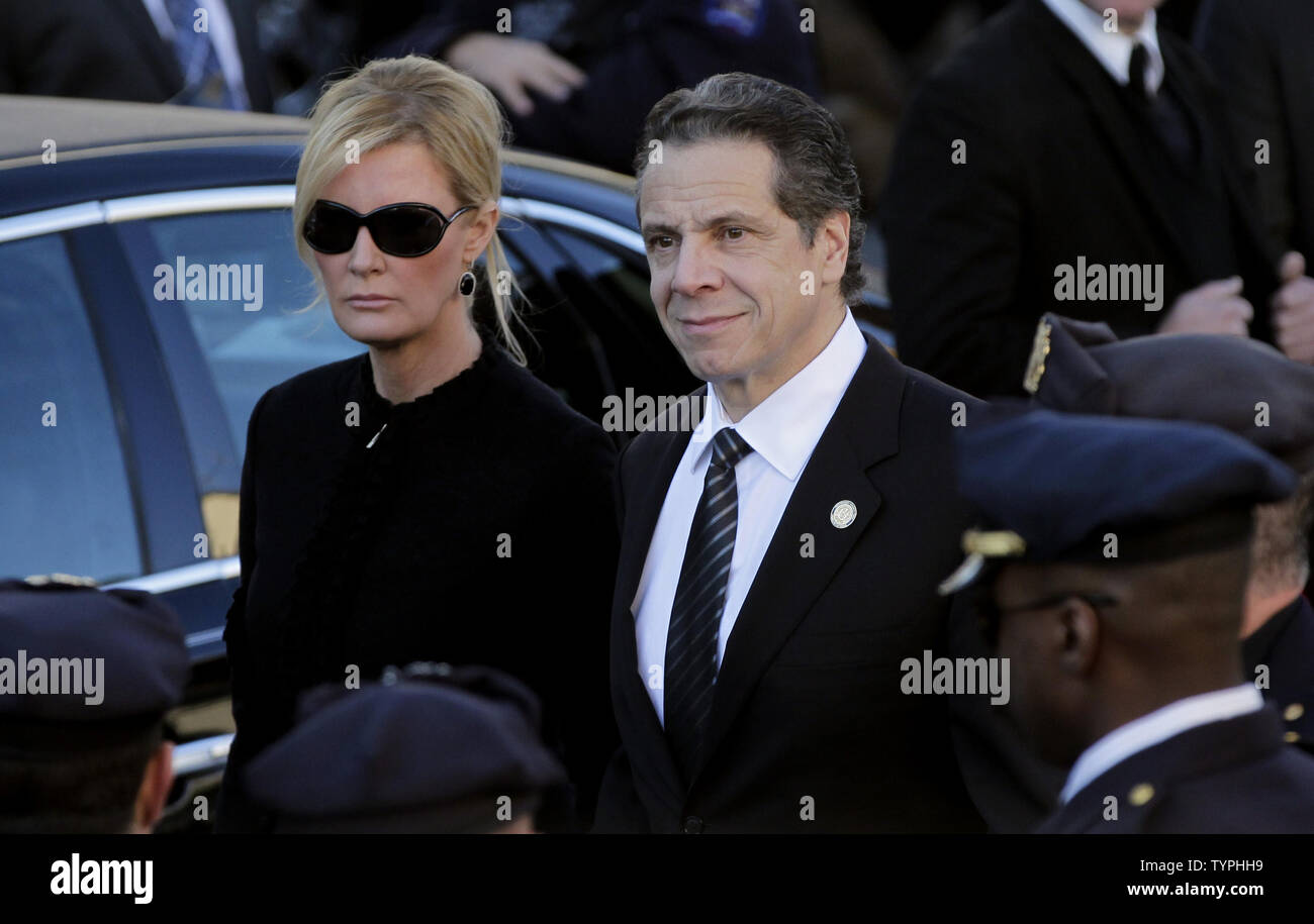 Sandra Lee e Governatore Andrew Cuomo uscire dalla chiesa dopo il funerale di New York Police Officer Rafael Ramos al Tabernacolo di Cristo la Chiesa di New York il 27 dicembre 2014. Officer Rafael Ramos lungo con officer Wenjian Liu sono stati colpiti a morte una settimana fa come sedevano nelle loro contrassegnato auto di pattuglia all'angolo di Myrtle Avenue e Tompkins Avenue a Bedford-Stuyvesant, Brooklyn. UPI/John Angelillo Foto Stock