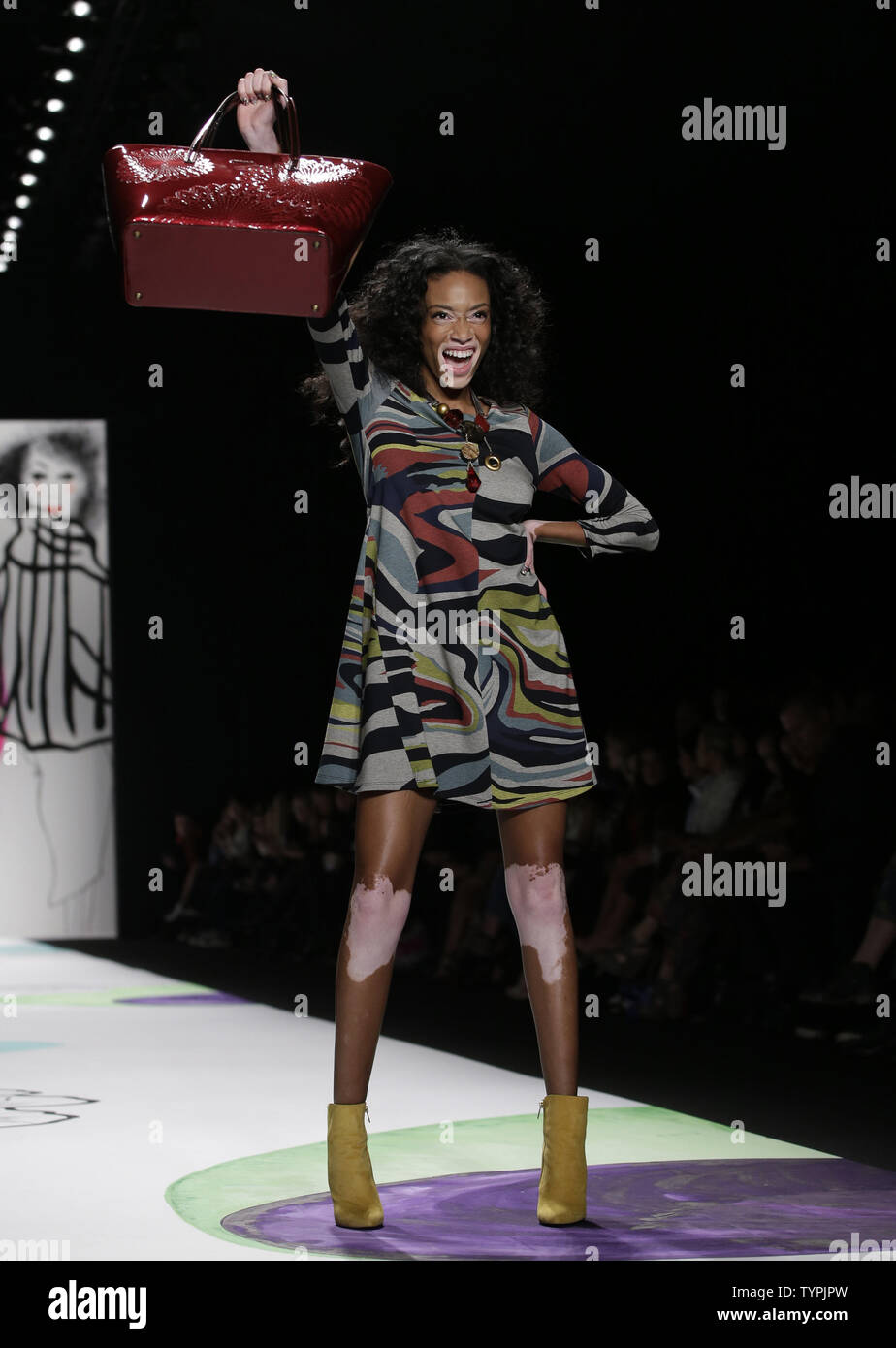 Winnie Harlow passeggiate sulla pista al Desigual fashion show durante la Mercedes-Benz della settimana della moda autunno 2015 nel teatro presso il Lincoln Center di New York City il 12 febbraio 2015. Foto di Giovanni Angelillo/UPI Foto Stock