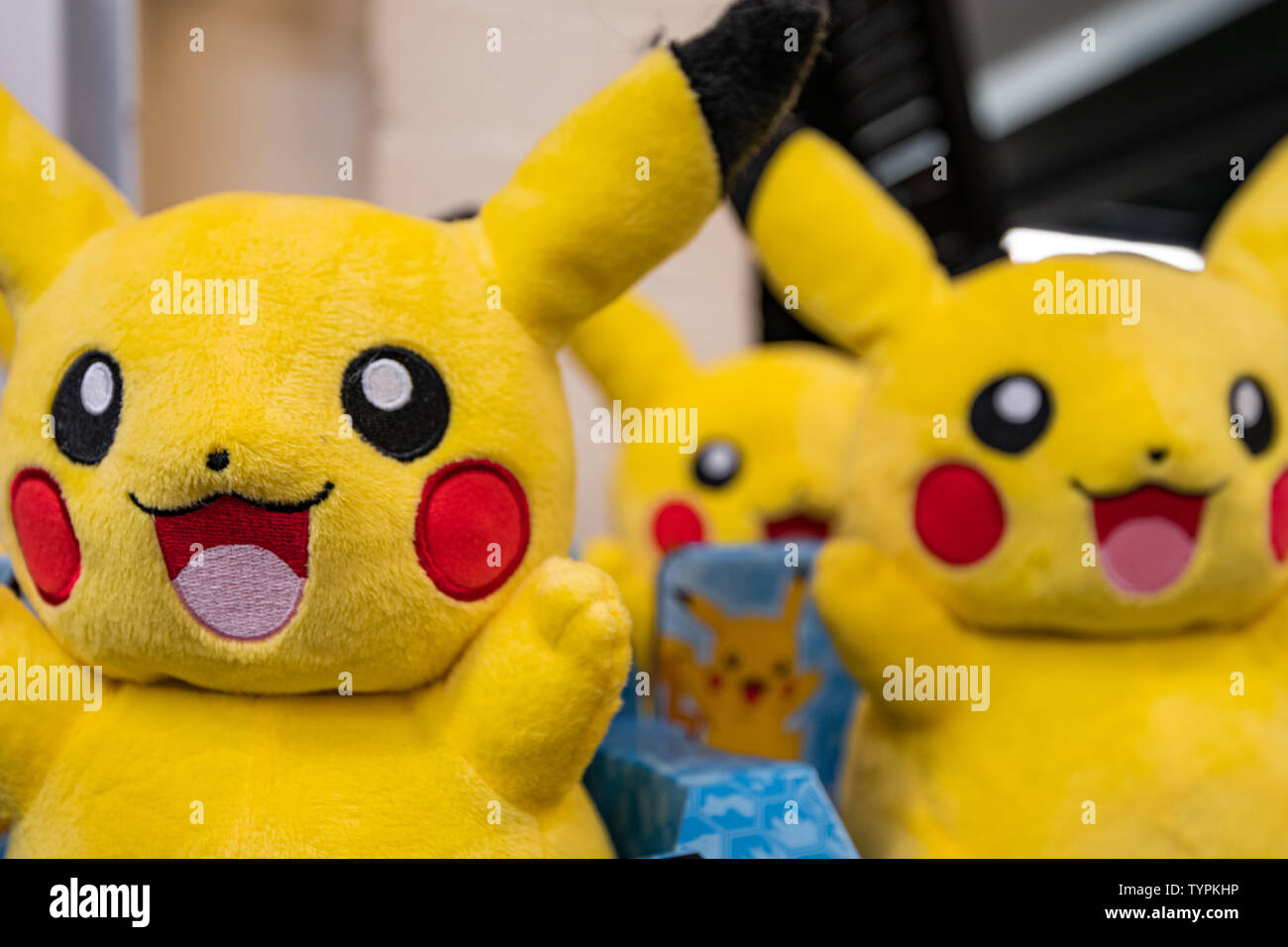 CHESTER, Regno Unito - 26giugno 2019: gruppi di Pikachu felpe a sedersi su un ripiano in attesa di bambini eccitati a venire comprare loro Foto Stock