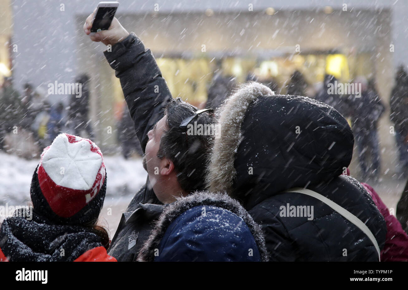 Un gruppo di persone in sosta per un selfie in Times Square fino in dotazione per il congelamento di tempo freddo come la neve cade in New York City il 3 marzo 2015. La nevicata media per il mese di marzo nella città è 3,6 pollici, così due giorni nel mese di New York è già al di sopra della sua media mensile nevicata. Foto di Giovanni Angelillo/UPI Foto Stock