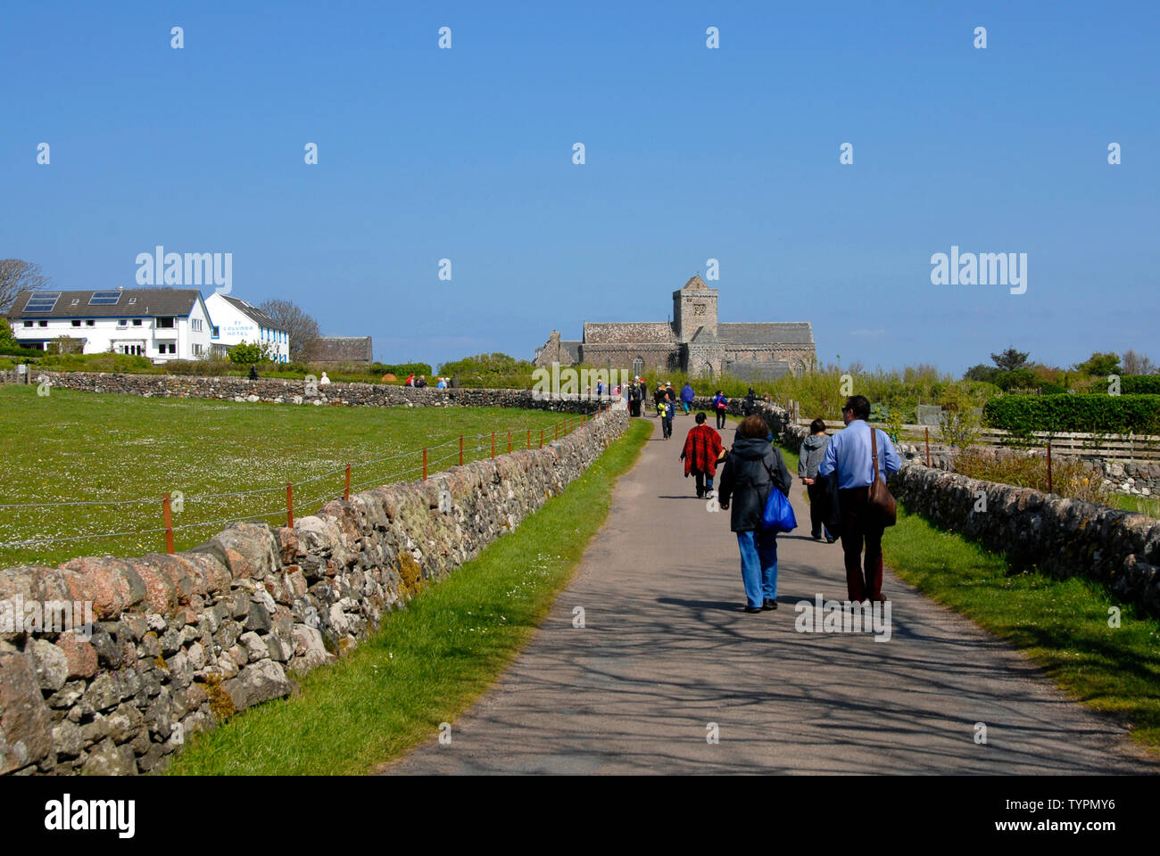 Persone che camminano verso Iona Abbey, Iona, Scozia Foto Stock