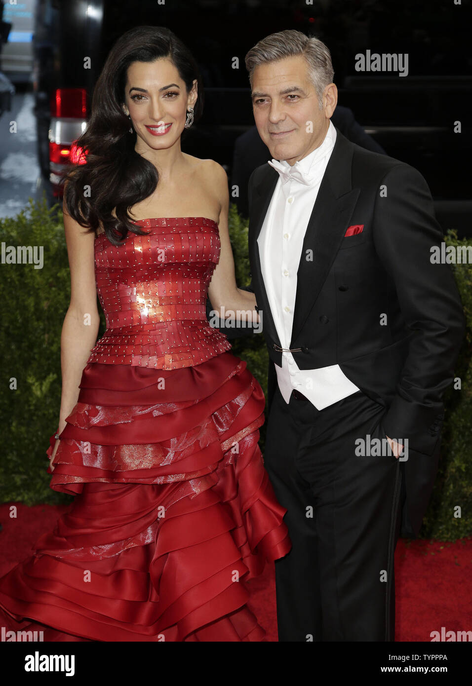 George Clooney e Amal Alamuddin arrivano sul tappeto rosso al costume Institute beneficio al Metropolitan Museum of Art per celebrare l'apertura della Cina: attraverso il Looking Glass a New York City il 4 maggio 2015. Foto di Giovanni Angelillo/UPI Foto Stock