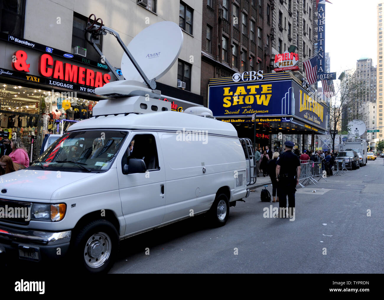 Una news carrello viene parcheggiato fuori del Late Show Marquee prima della nastratura finale del 'Late Show con David Letterman alla Ed Sullivan Theater di New York City il 20 maggio 2015. Il Letterman nastrato il suo addio episodio di 'Late Show" mercoledì pomeriggio, poi andati dietro le quinte come i Foo Fighters chiuso lo show con una performance di 'Everlong." Foto di Dennis Van Tine/UPI Foto Stock