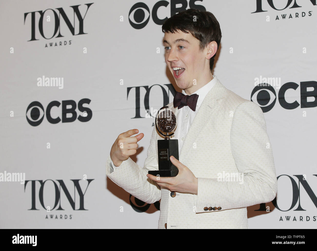 Alex Sharp arriva con il suo Premio Tony in sala stampa alla sessantanovesima annuale di Tony Awards il 7 giugno 2015 a New York City. La serata si includono le apparenze di Jennifer Lopez, Sting, Jim Parsons, Amanda Seyfried, Kiefer Sutherland, Bryan Cranston, Sutton Foster, Jennifer ortiche, Taye Diggs e Ashley Tisdale. Foto di Giovanni Angelillo/UPI Foto Stock
