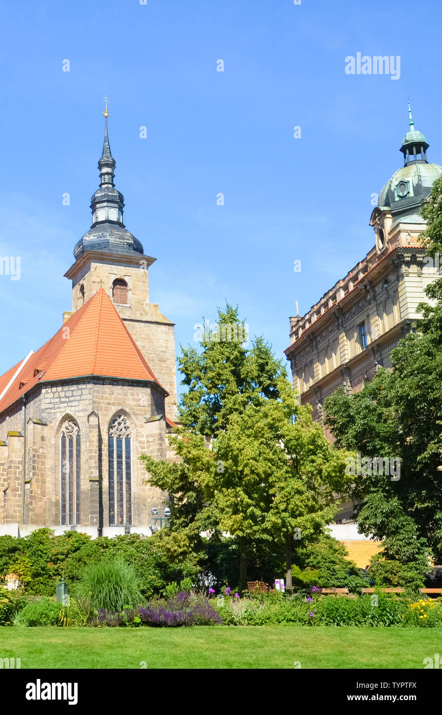 Foto verticale di storico monastero francescano e la Chiesa in Plzen, Repubblica Ceca prese con parco verde in Krizikovy sady. Storico e distintivo, meta turistica. Pilsen, Boemia occidentale. Foto Stock