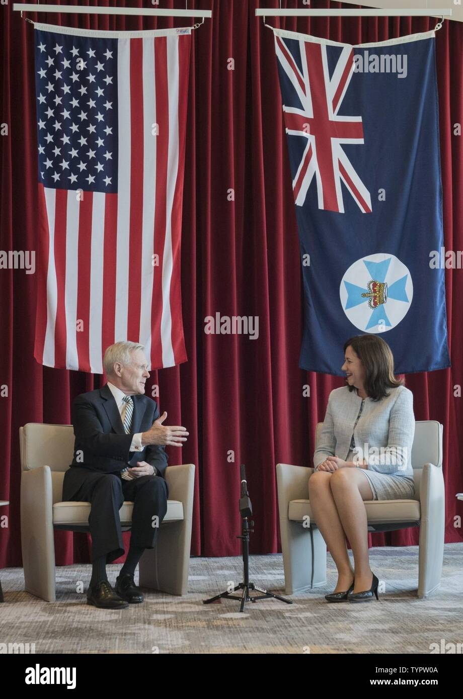 Australia (nov. 21, 2016) segretario della Marina (SECNAV) Ray Mabus soddisfa con Queensland Premier Annastacia Palaszczuck per discutere di cooperazione all'interno dell'industria dei biocarburanti. Mabus è nella zona per soddisfare i marinai, Marine e militari e i capi di Stato e di governo. Foto Stock