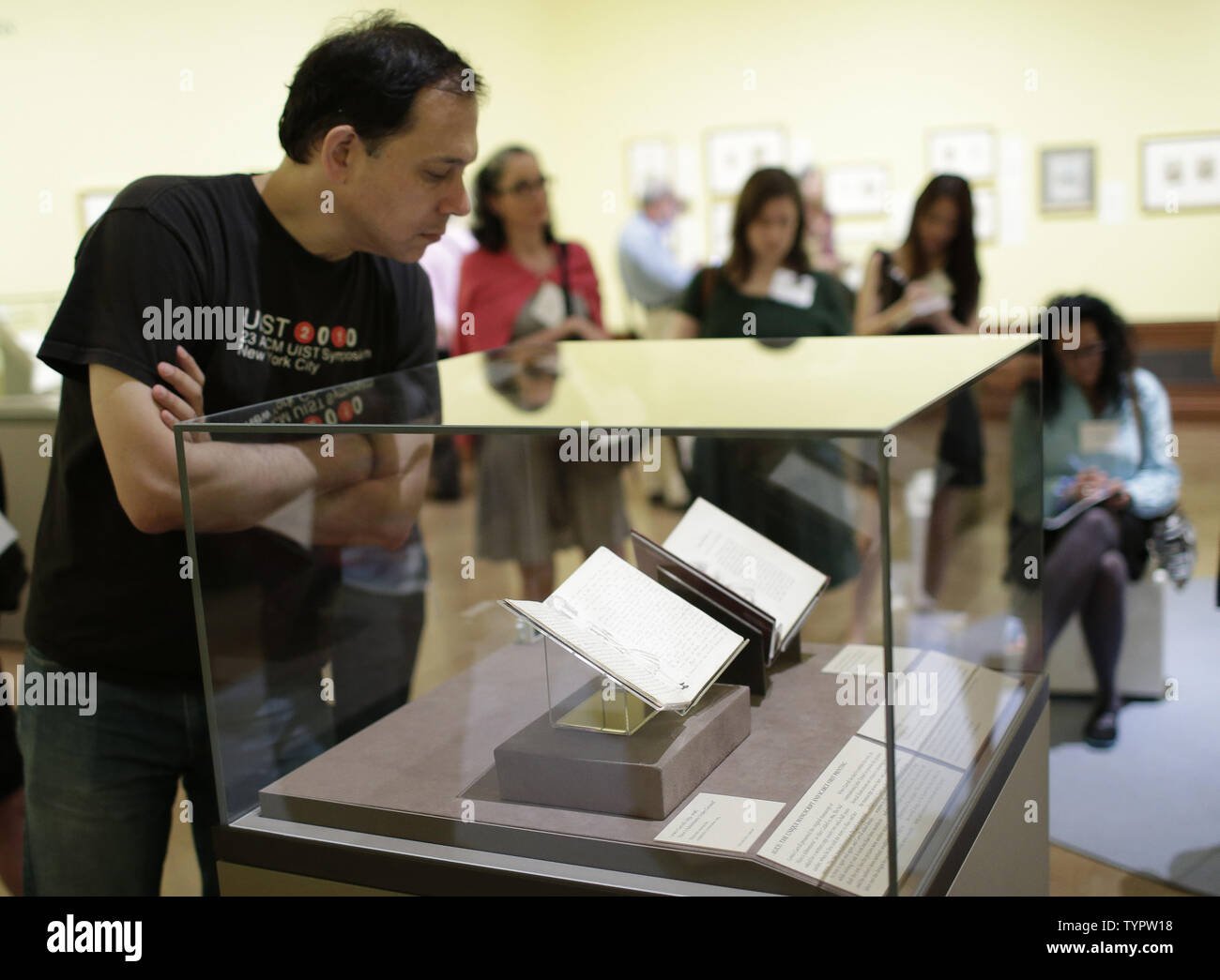 Le persone a smettere di guardare l'originale "Alice nel paese delle meraviglie, manoscritto che è sul display ad una anteprima di stampa prima di un pubblico mostra intitolata "Alice: 150 anni di Wonderland' celebra il centocinquantesimo anniversario della pubblicazione di Lewis Carrol "Alice nel paese delle meraviglie" presso la Morgan Library & Museum di New York il 25 giugno 2015. Il display presenta il manoscritto originale del libro in prestito dalla British Library di Londra nonché la corrispondenza originale, disegni unici, colorati a mano prove, rare edizioni, vintage fotografie e alcuni mai esposti o importanti Foto Stock