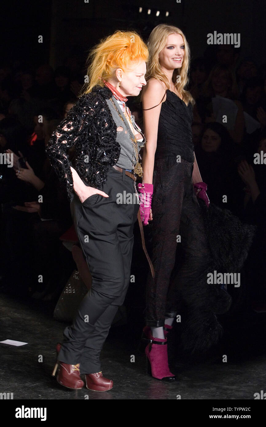 10-15 febbraio 2008, London Fashion Week, collezione di Vivienne Westwood. Dame Vivienne Westwood sulla pista con i modelli. Foto Stock