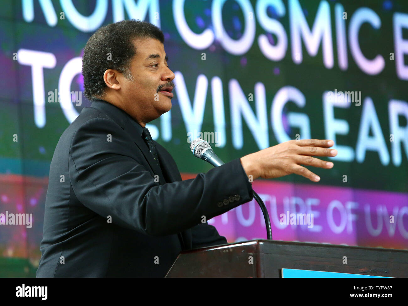 Neil deGrasse Tyson, direttore del Planetario Hayden, ospita un panel di discussione circa il nuovo telescopio spaziale la tecnologia al Museo Americano di Storia Naturale il 6 luglio 2015 in New York City. Una nuova relazione "dalla nascita cosmica a vivere le masse, il futuro di UVOIR (Ultravioletto, ottica e infrarossa) Spazio astronomia' svela nuovi risultati scientifici per scoprire l'origine dell'universo e di trovare altri segni di vita. Foto di Monika Graff/UPI Foto Stock