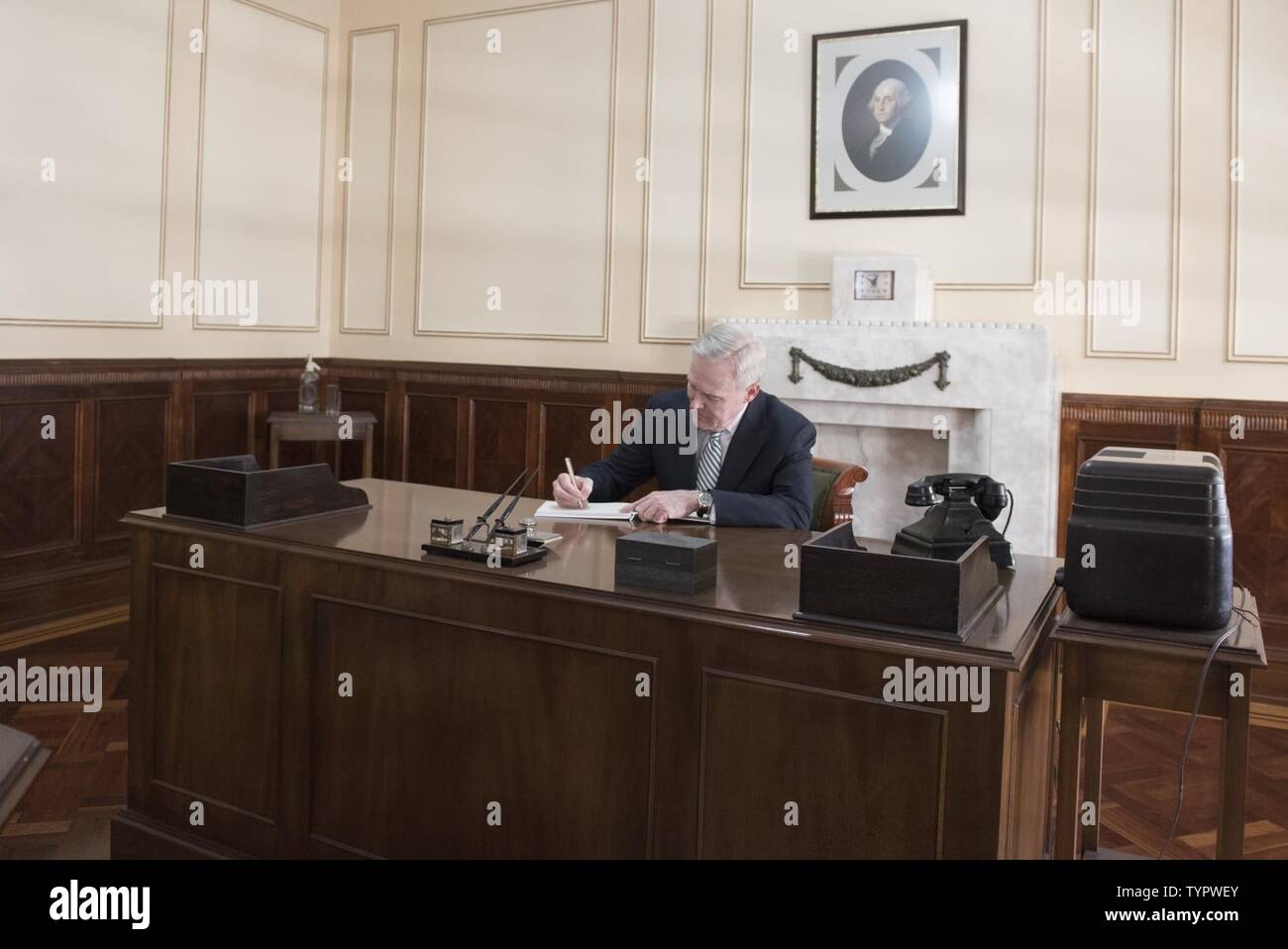 Australia (nov. 21, 2016) segretario della Marina (SECNAV) Ray Mabus segni il dignitario guest book in ufficio del gen. Douglas MacArthur durante una visita il Museo MacArthur. Durante la visita, Mabus presentato il museo della curatrice, il dott. John Wright, con una replica del documento che ha stabilito la U.S. 7 flotta in marzo, 15 1943, durante la Seconda Guerra Mondiale. Foto Stock
