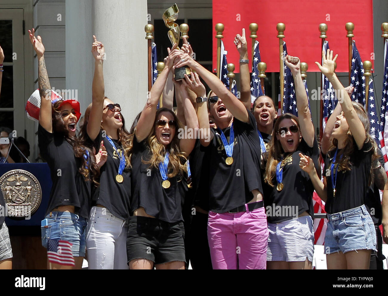 I giocatori degli Stati Uniti le donne squadra di calcio di festeggiare davanti al Palazzo del Municipio con il sindaco Bill de Blasio dopo un canyon di eroine Ticker-Tape Parade e la celebrazione in onore della loro vittoria nel Campionato del Mondo FIFA nella città di New York il 10 luglio 2015. Dopo la sfilata, il sindaco ha consegnato a ciascuno dei membri della United States donna nazionale di calcio con i tasti per la città. Foto di Giovanni Angelillo/UPI Foto Stock