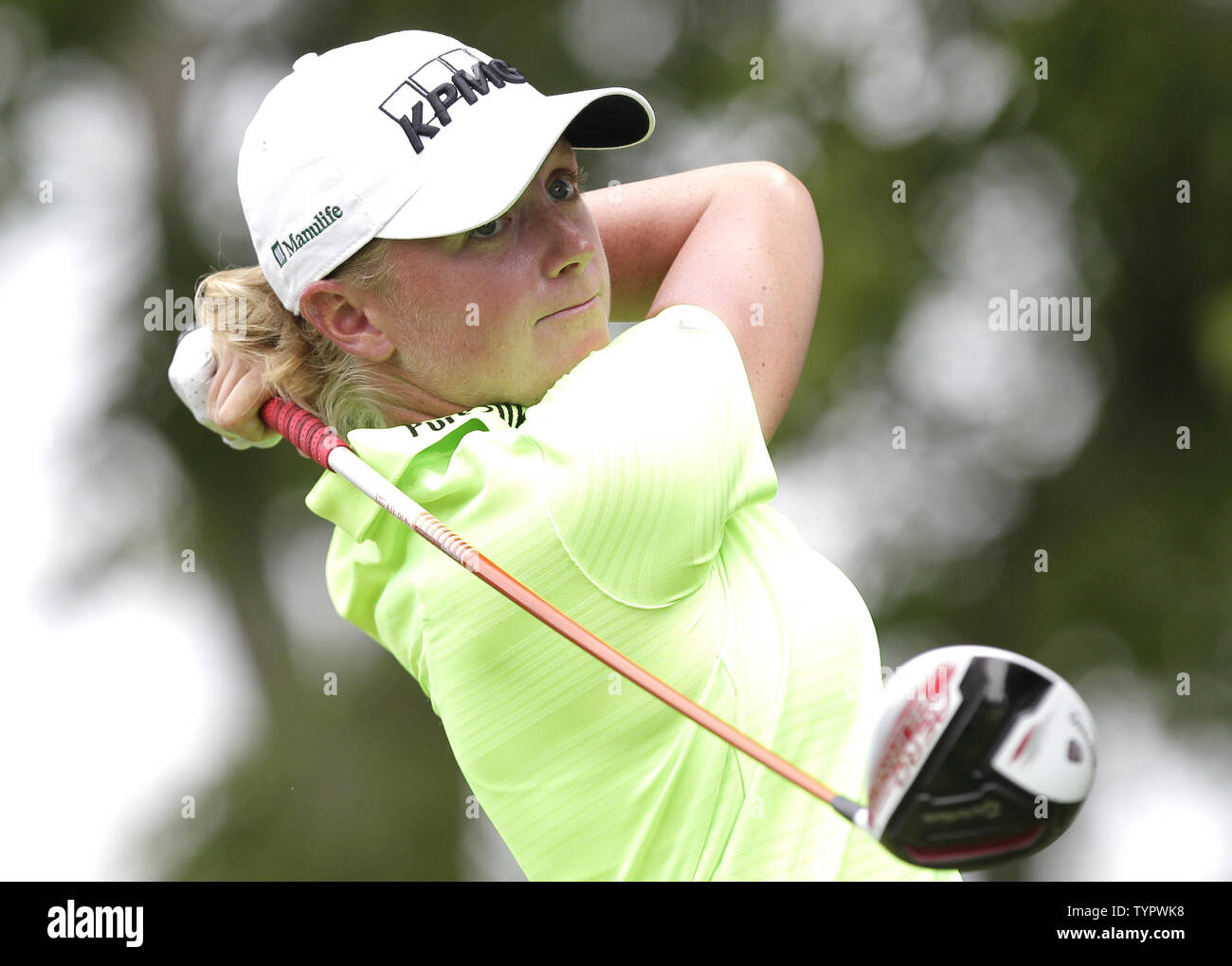 Stacy Lewis colpisce il suo tee-shot sul secondo foro nel round finale del LPGA U.S. Donne campionato aperto a Lancaster Country Club in Lancaster, PA sulla luglio 12, 2015. Foto di Giovanni Angelillo/UPI Foto Stock