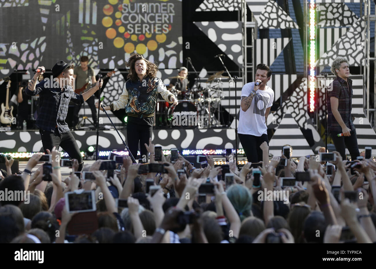 Niall Horan, Liam Payne, Harry Styles e Louis Tomlinson di una direzione eseguire sul Good Morning America mostra presso il riquadro Rumsey/SummerStage di Central Park a New York City il 4 agosto 2015. Foto di Giovanni Angelillo/UPI Foto Stock