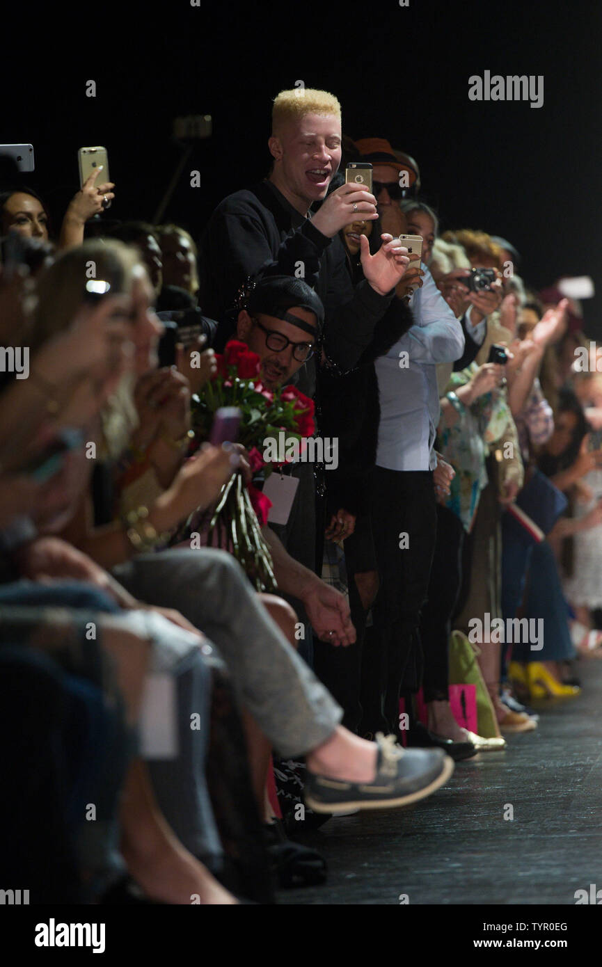 Shaun Ross prende una foto dalla bancata anteriore durante la Betsey Johnson Fashion Show a IMG la settimana della moda di New York: La Mostra Primavera/Estate 2016 collezioni in New York City il 11 settembre 2015. Foto di Andrea Hanks UPI Foto Stock