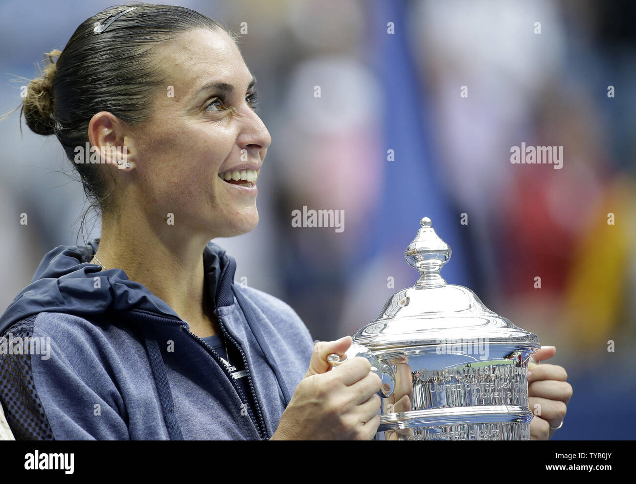 Flavia PENNETTA di Italia celebra dopo la sua retta fissa la vittoria su Roberta VINCI di Italia nella finale delle donne nell'Arthur Ashe Stadium dell'US Open Tennis campionati a USTA Billie Jean King National Tennis Center a New York City il 12 settembre 2015. Pennetta vince la partita 7-6, 6-2, diventando la prima donna italiana a vincere un US Open e ha anche annunciato la sua pensione alla cerimonia di premiazione. Foto di Giovanni Angelillo/UPI Foto Stock