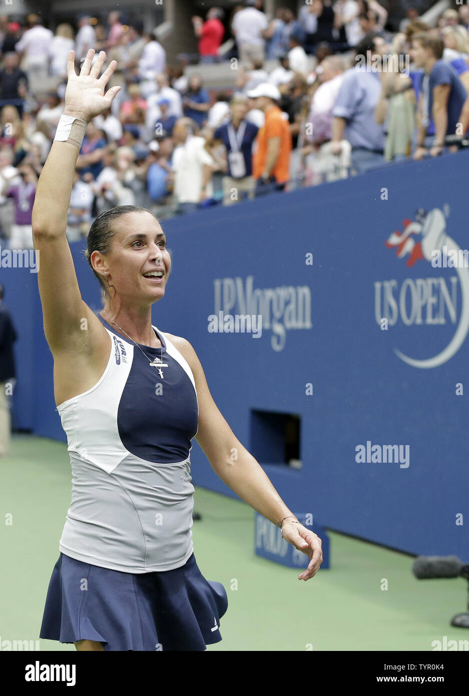 Flavia PENNETTA di onde in Italia per i suoi sostenitori dopo la sua retta fissa la vittoria su Roberta VINCI di Italia nella finale delle donne nell'Arthur Ashe Stadium dell'US Open Tennis campionati a USTA Billie Jean King National Tennis Center a New York City il 12 settembre 2015. Pennetta vince la partita 7-6, 6-2, diventando la prima donna italiana a vincere un US Open e ha anche annunciato il suo ritiro alla cerimonia di premiazione. Foto di Giovanni Angelillo/UPI Foto Stock